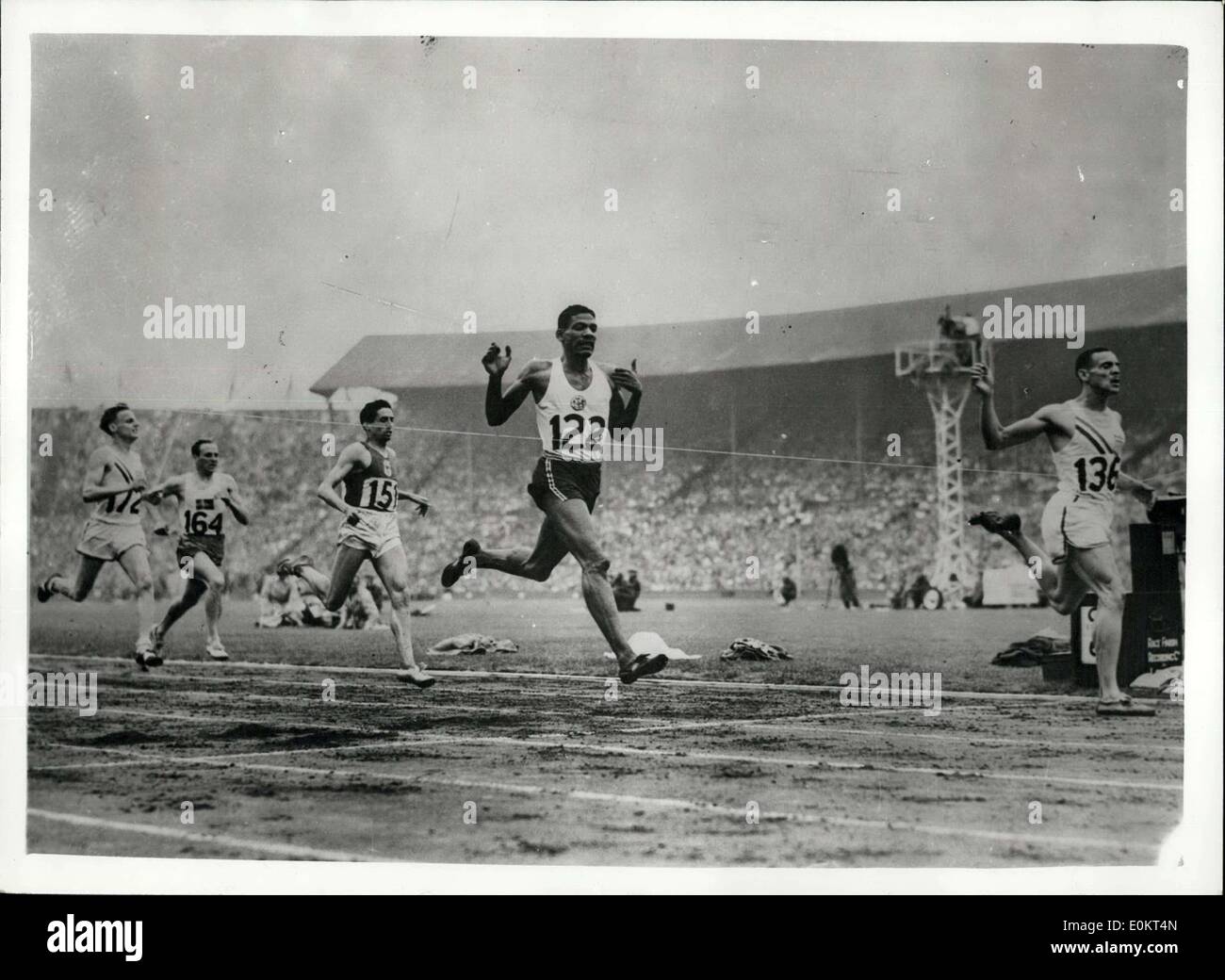 2. August 1948 - FINISH von 800 m Finale in WEMBLEY. Foto zeigt:-das Finish von 800 Metern Olympische Spiele Finale im Wembley-Stadion heute Nachmittag. Die Veranstaltung wurde von M.G. Whitfield der USA (Nr. 136), gewonnen, die einen neuen Olympischen Rekord eingerichtet. Zweiter wurde A.S. Wint von Jamaika (Nr. 122). und dritten Marcel Hansenne von Frankreich (no.151). Die ersten drei alle brach den bisherigen Olympischen Rekord von 1 min. 49,8 Sek. in Los Angeles 1932. Vierter wurde abschließend H.C. Barten der U.S.A. (Nr. 172) und fünften I. Benotson von Schweden (Nr. 164) Stockfoto