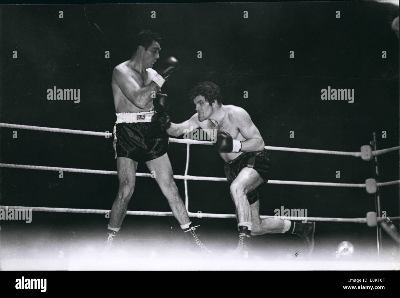 1. Januar 1950 - Maxim klopft Freddie Mills in der zehnten Runde. Joe Maxim, von Amerika, das Licht der Welt - Schwergewichts-Meisterschaft gewonnen. als er durch einen k.o. in der zehnten Runde in Earls Court, London Fredee Mills schlagen. Foto zeigt Mühlen wird in einem Schlag in den Magen während des Kampfes. Stockfoto
