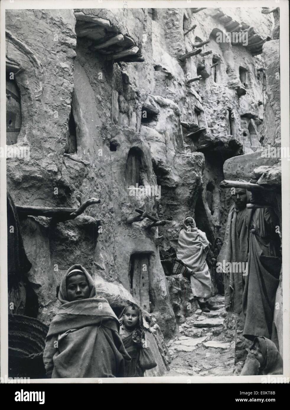 1. Januar 1950 - die Speisekammer-Festung In der Jebel. Thront auf dem Plateau des Jebel Berg bei Nalut, an der Grenze zwischen Tripolitanien und Tunesien, bewahren die Berber noch ihre mageren Ernten von Weizen, Termine und Olivenöl in länglich geformte Höhlen aus der inneren Wände und Mauern einer Festung Jahrhunderten zu diesem Zweck ausgehöhlt. Vor Jahren den Jebel Berbers wurden ständig von anderen Stämmen, die ihre Frauen und Tiere verlassen die Ebene stahlen durchsucht flüchtete sie in die Berge dieser gigantischen Festung zu Haus ihre Scheich und ihre Nahrung zu bauen Stockfoto
