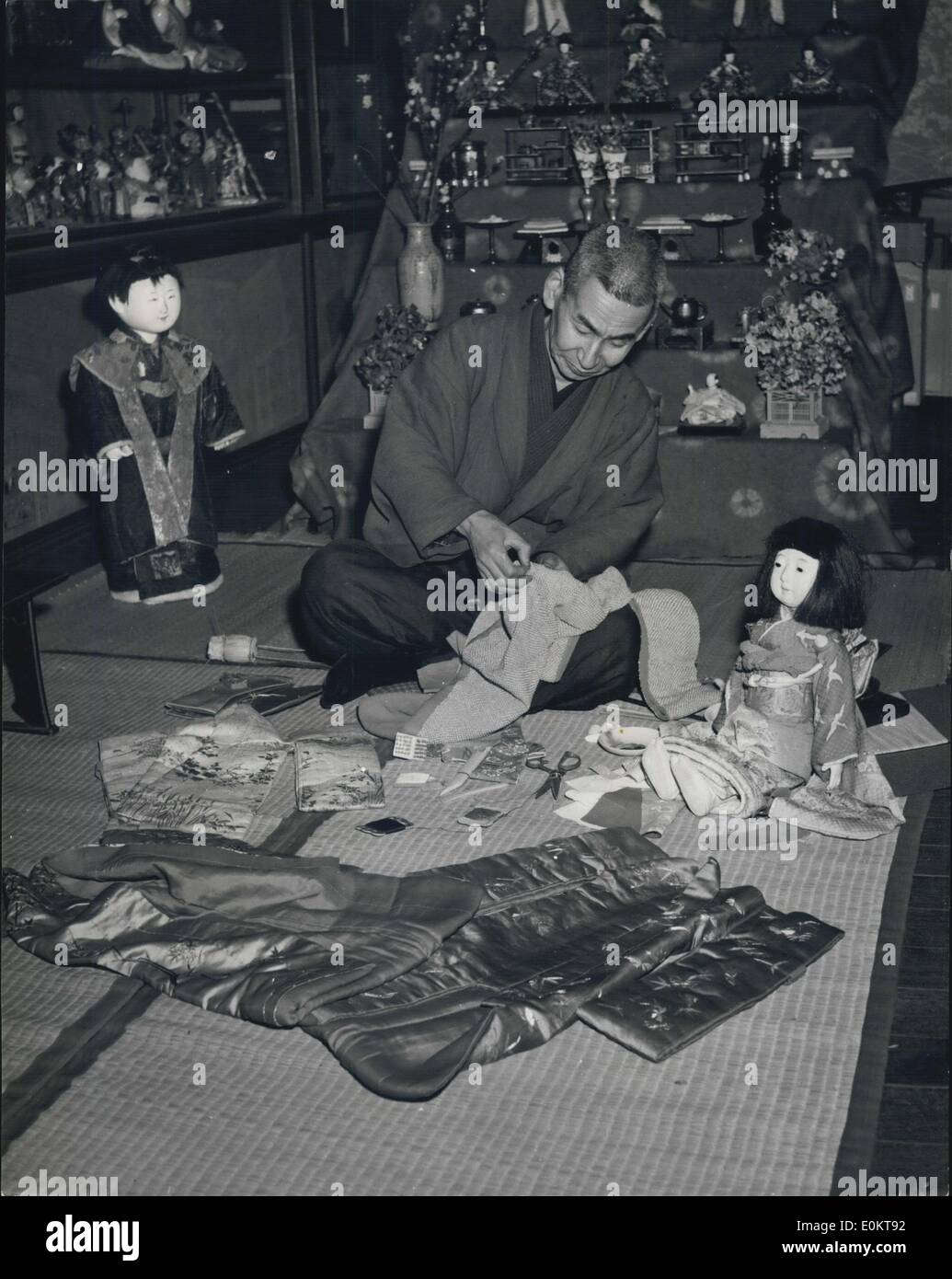 1. Januar 1950 - er begann machen Puppen für Spaß - jetzt er hat 5.000 von ihnen! Vor vielen Jahren Mr Nishizawa, ein Tokio-Künstler aus und entwickelt ein paar Puppen Freunden als Geschenk geben. Er war fasziniert von der Arbeit, und beschlossen, eine Sammlung für sich zu machen und die Puppen Kleid in worauf getragen von den Menschen in Japan in den Unterschied-Epochen in den letzten Tausenden Jahren. Er macht die Kleider selbst, und seine Tochter Kazue als Vorbild fungiert. Bei vorliegenden Mr Stockfoto