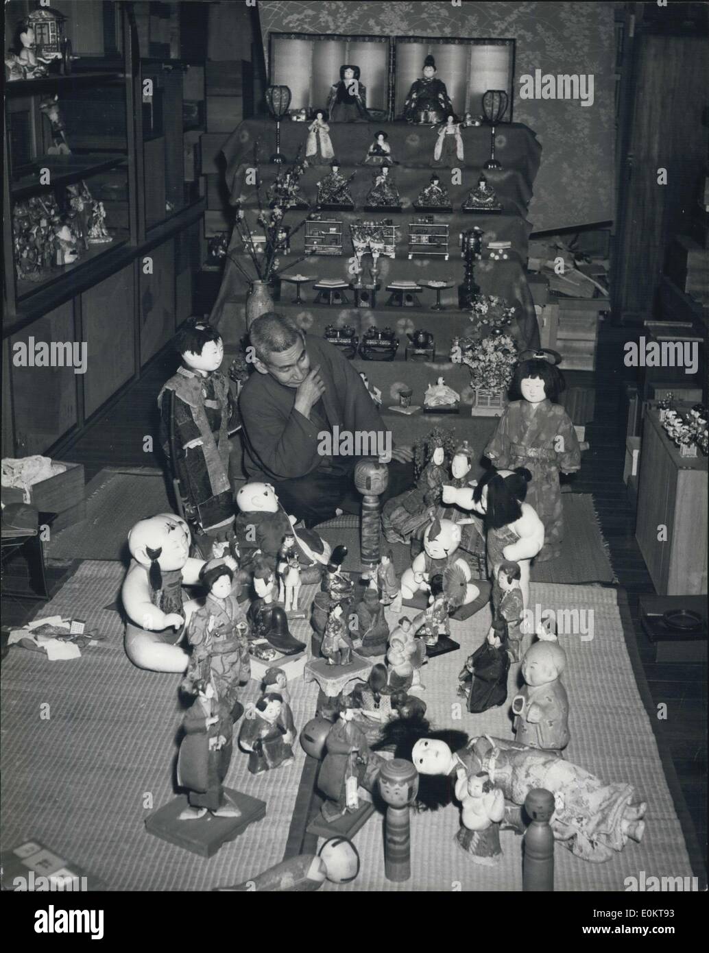 1. Januar 1950 - er begann machen Puppen für Spaß - jetzt er hat 5.000 von ihnen! Vor vielen Jahren Mr Nishizawa, ein Tokio-Künstler aus und entwickelt ein paar Puppen Freunden als Geschenk geben. Er war fasziniert von der Arbeit, und beschlossen, eine Sammlung für sich zu machen und die Puppen Kleid in worauf getragen von den Menschen in Japan in den Unterschied-Epochen in den letzten Tausenden Jahren. Er macht die Kleider selbst, und seine Tochter Kazue als Vorbild fungiert. Bei vorliegenden Mr Stockfoto