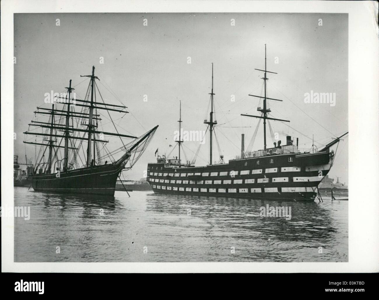 19. Januar 1951 - links im Bild ist das altmodische Schiff Cutty Sark in London in der Themse. Es wurde 1870 erbaut und haben Tee und Wolle zu handeln. Daneben befindet sich der Worcester, das war ein Schulschiff. Stockfoto