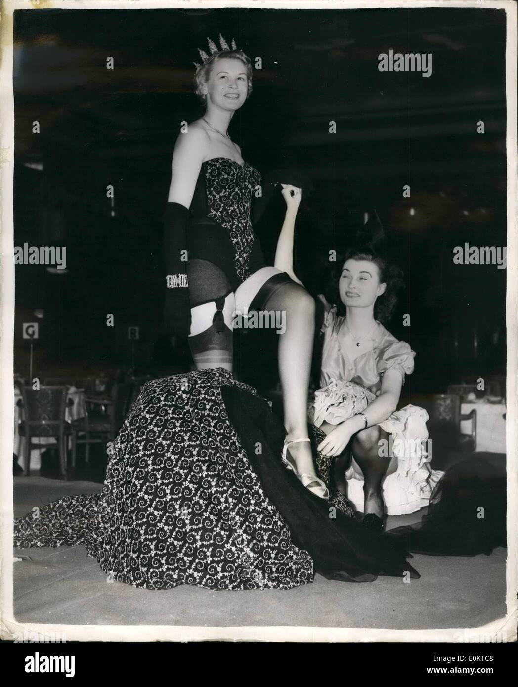 2. Februar 1951 - Miederwaren für die neue Frühjahr Styles Mode Display im Grosvenor House.: eine Anzeige der neue Stil Miederwaren fand im Grosvenor House heute Nachmittag - von Berlei (UK) Ltd. Foto zeigt das Modell zieht ihr Abendkleid zum Anzeigen ihrer '' ideale Stiftung Kleidungsstück '' -, dass ihr Kleid passt -, während das Display. Seine ist eine schwarze Gold bestickt Net und Pulver nicht trägerlosen Controlette (siehe auch Begleiter Bild 572395) Stockfoto