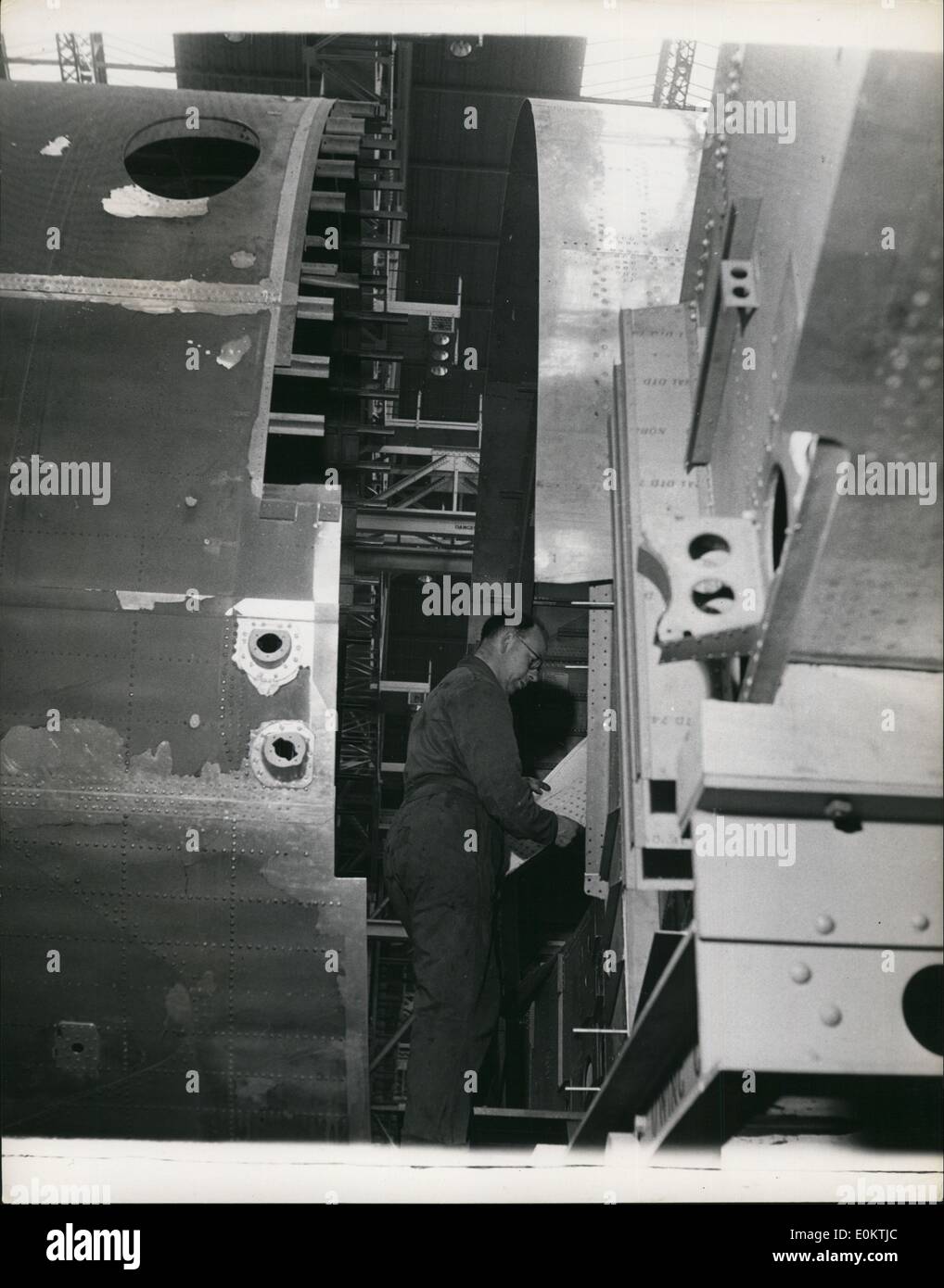 1. Januar 1950 - Bau des Britannia Air Liners: Zwei Teile des Rumpfes für die Britannia bereit zum Zusammenfügen. Das Metall auf der Außenseite ist mit einer feinen Schutzschicht aus Gummilösung bedeckt, die später zum  Polieren abgetragen wird. (Exaktes Datum unbekannt) Stockfoto