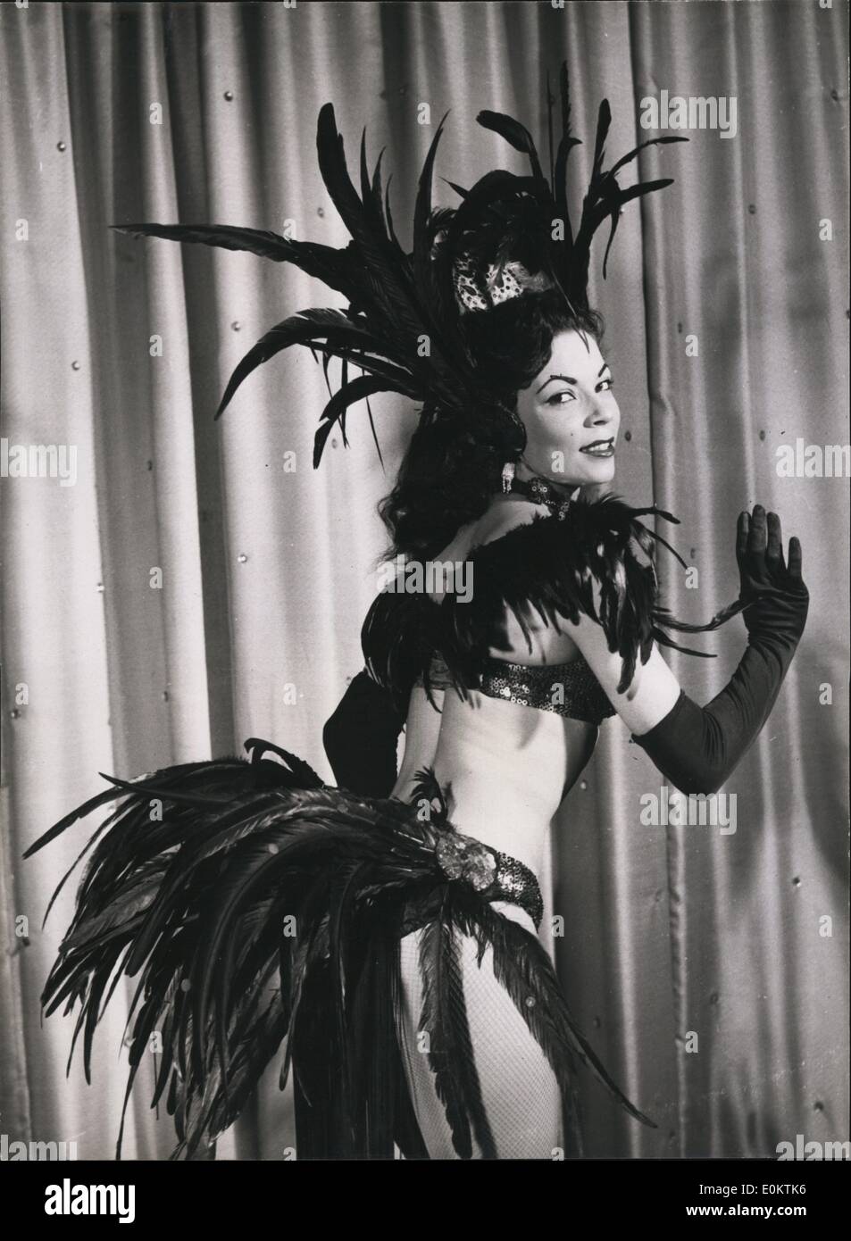 1. Januar 1950 - sie ist Tänzerin '' eine Bedrohung für den Seelenfrieden der alle Männchen Margo ist Puerto Ricos'' die '' Z-Bomb'' ' gelandet auf London, sie ist Margo, Puerto-ricanische Tänzer, mit einem Ruf in den großen Städten der Welt, die ihr Ruhm, Reichtum und unzählige Bewunderer erworben hat. Nun erklingt in der Pigalle Restaurant, Piccadilly, Margo Cha-chas in einem heißen und reißerische Kostüm, bestehend aus ein paar Federn und einen Hut-Stift und Gewinne in einem Bikini, auf denen ihr Name auf Japanisch erscheint, erscheint. Margo voller Name lautet Margarita Mercado, und sie ist 24 Jahre alt Stockfoto