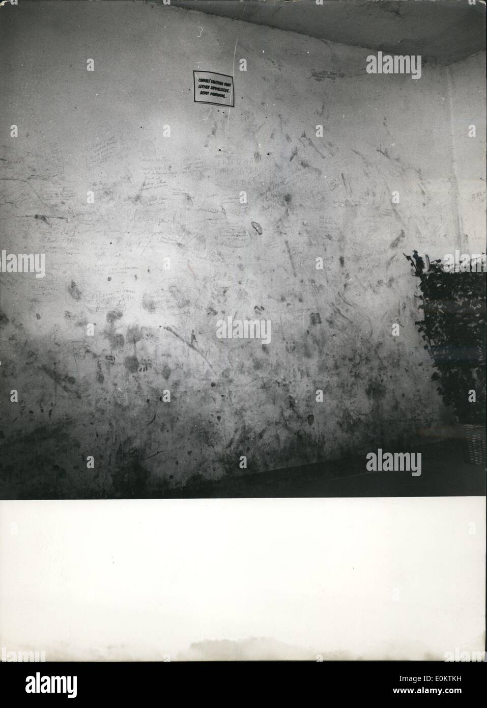 1. Januar 1950 - Dachau: Blutige Fußabdrücke sind bis zur Decke in der '' collecting-Point für Leichen '' zu sehen. Und auch Stockfoto