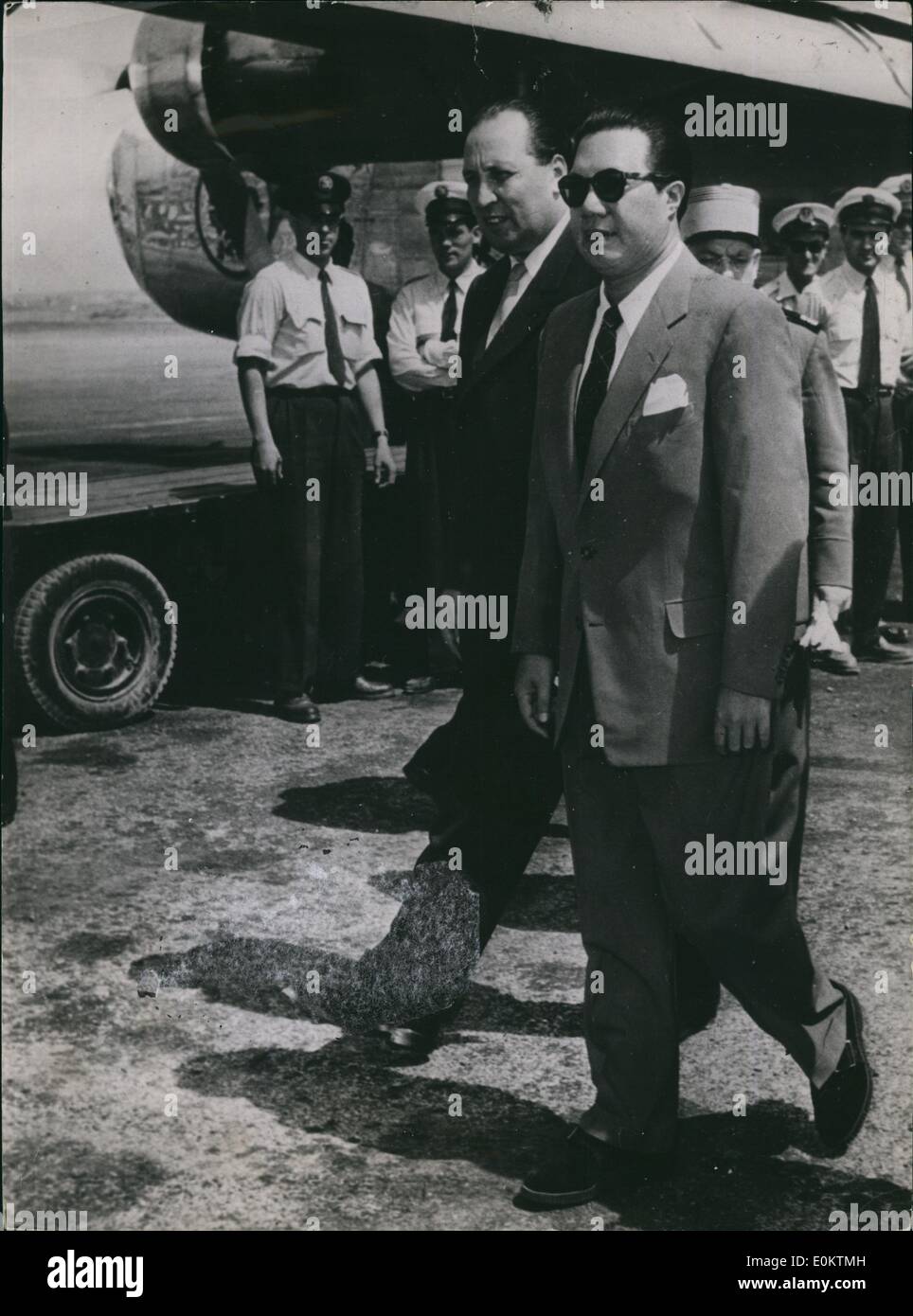 1. Januar 1950 - Bao Dai in Frankreich angekommen: Bao Dal "Kaiser von Annam'' eskortiert von M. Mecheri, Generalsekretär des hohen Rates der französischen Union, Foto-Graphed bei seiner Ankunft am Flughafen von Nizza gestern. (genaues Datum unbekannt) Stockfoto