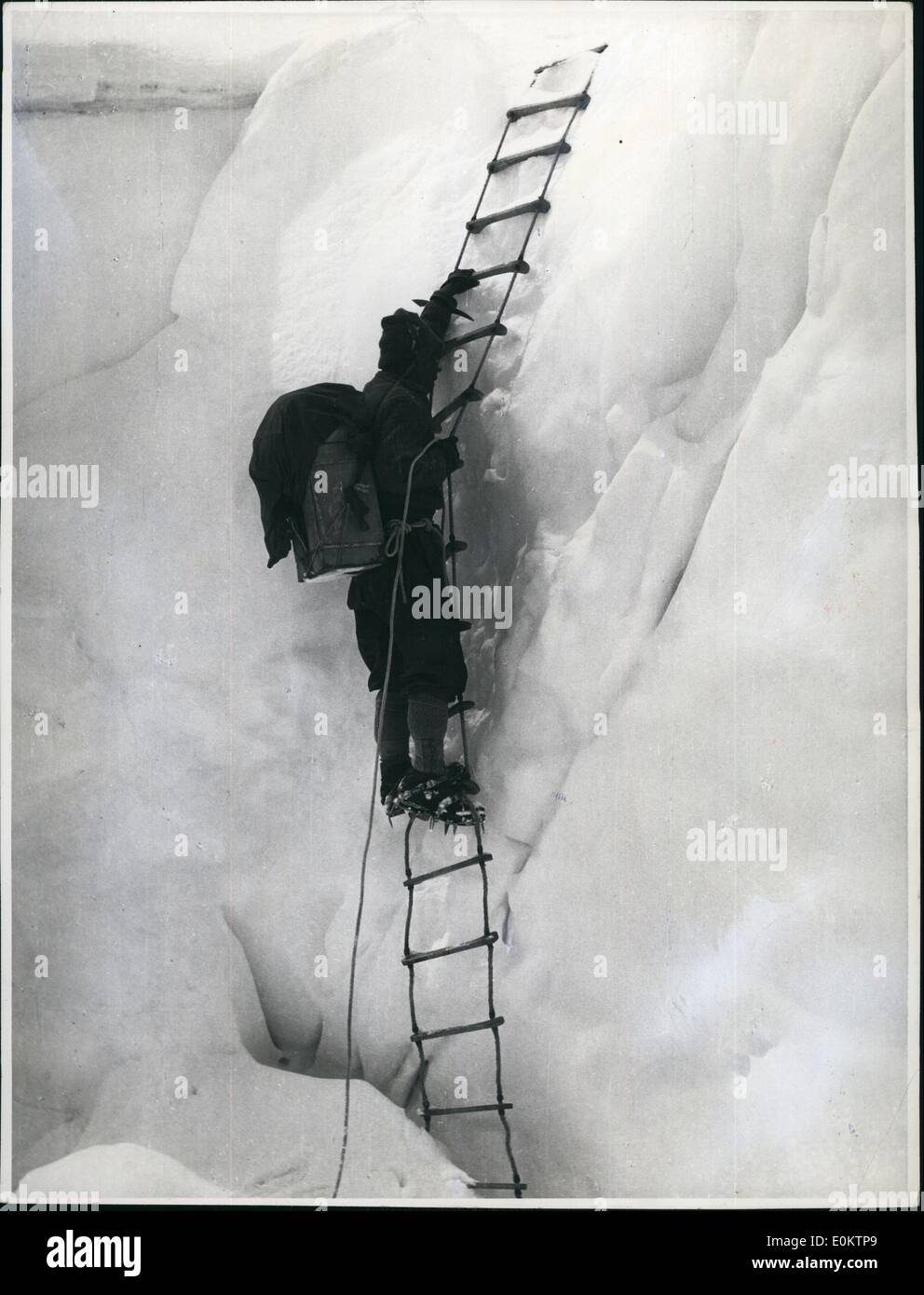 1. Januar 1950 - Seil klettern im Eis-Herbst beladen. Mt Everest Foundation (genaues Datum unbekannt) Stockfoto