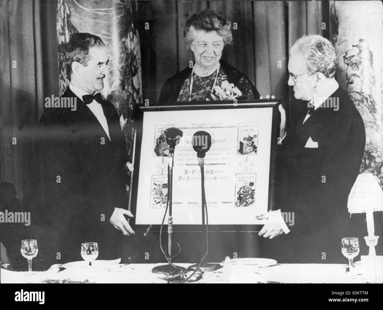 First Lady Eleanor Roosevelt unternommen, einen Friedenspreis Stockfoto