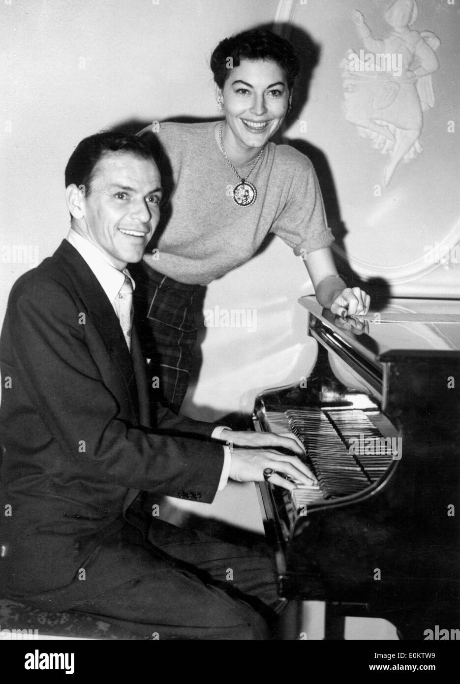 Frank Sinatra mit seiner Frau Ava Gardner Klavier zu spielen Stockfoto
