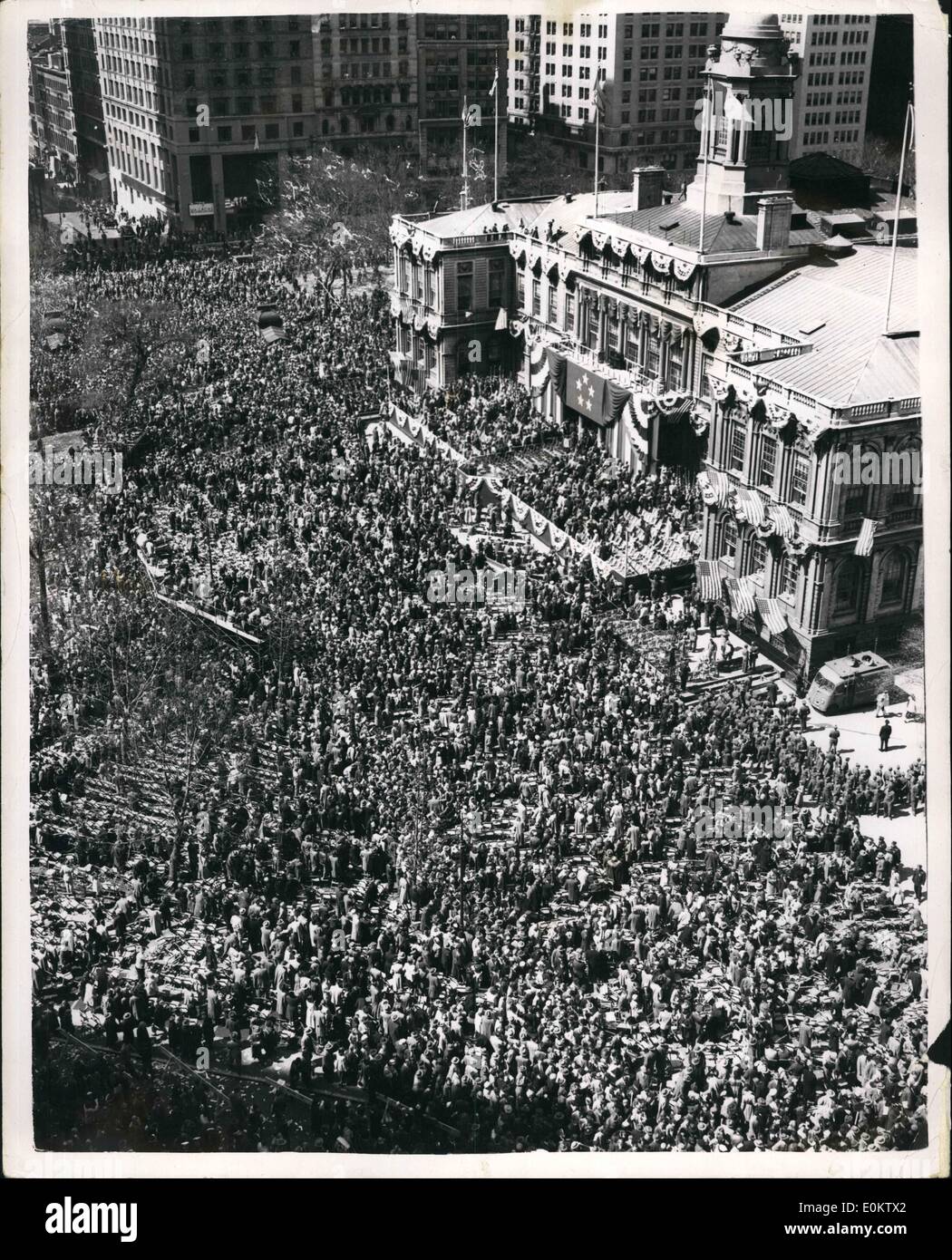 4. April 1951 - begrüßt New York General MacArthur. Das Foto zeigt Gesamtansicht riesige Menschenmenge die General MacArthur am City Hall in New York begrüßt. Stockfoto