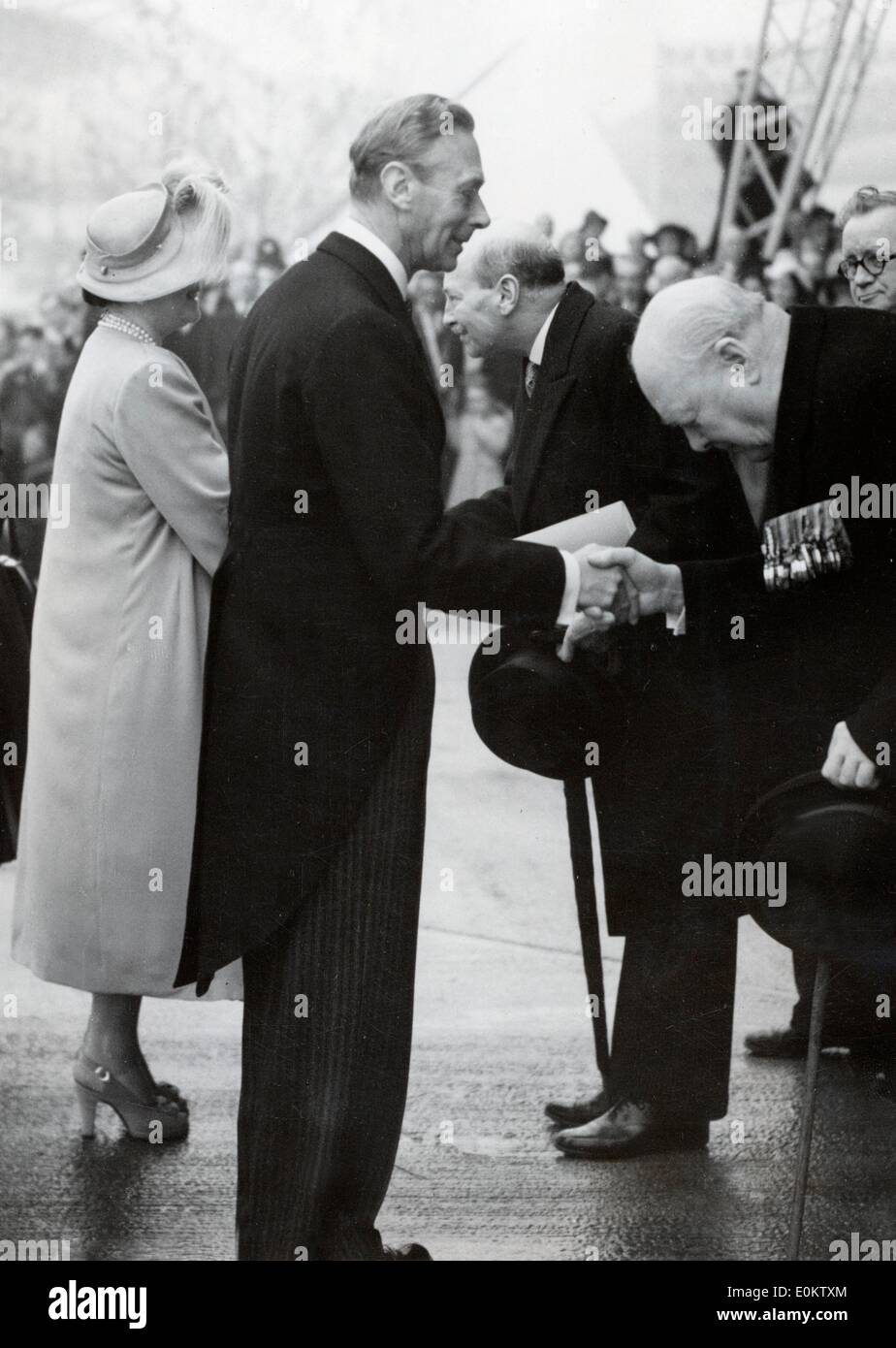 Sir Winston Churchill grüßt König George VI Stockfoto