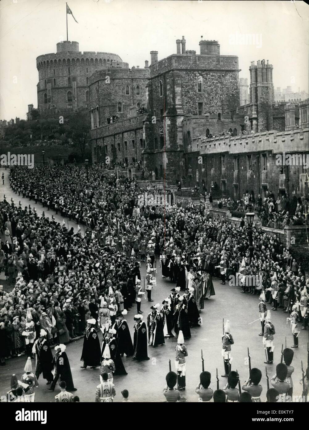 5. Mai 1951 - König Frederick installiert als Ritter der Strumpfband-Zeremonie im Windsor.; König Frederick von Dänemark wurde heute als Ritter des Hosenbandordens in St.-Georgs-Kapelle, Windsor installiert. Die Ehre wurde im Buckingham Palace auf seine letzte Nacht verliehen. Foto zeigt allgemeine Blick auf die Zuschauer Uhr die Prozession zeigt Windsor Castle im Hintergrund während der Strumpfband Zeremonie heute. Stockfoto