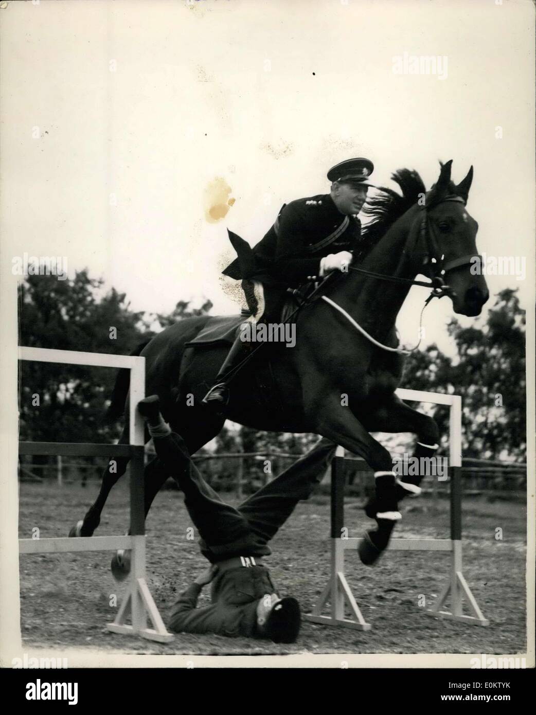 23. Mai 1951 - Trick Reiten Display Generalprobe für königlichen Turnier: Personal der Firma Tiertransporte von 1 Training Bettelion Raso, Aldershot, heute Morgen statt eine Probe des Stichs Reiten Anzeige, die sie auf der königlichen Turnier am Hof des Barl, nächsten Monat präsentieren. das Foto zeigt Captain G.g.r. Segen, G.o springen durch die Beine der Schreiber j.tuhey, während der Proben. Stockfoto