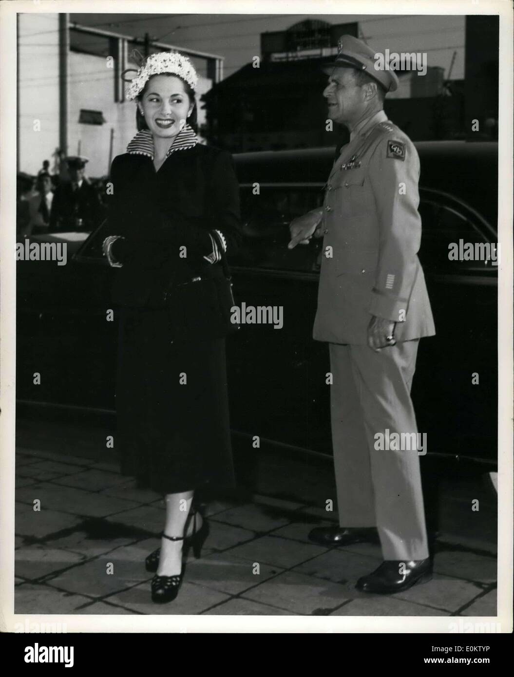 24. Mai 1951 - General Matthew S. Ridgway, Supreme Command Allied Powers und Frau Matthew B. Ridgway, Ankunft am Eingang des Kabuki-Theater in der Innenstadt von Tokio, Japan, um die Kabuki-Show besuchen. Stockfoto
