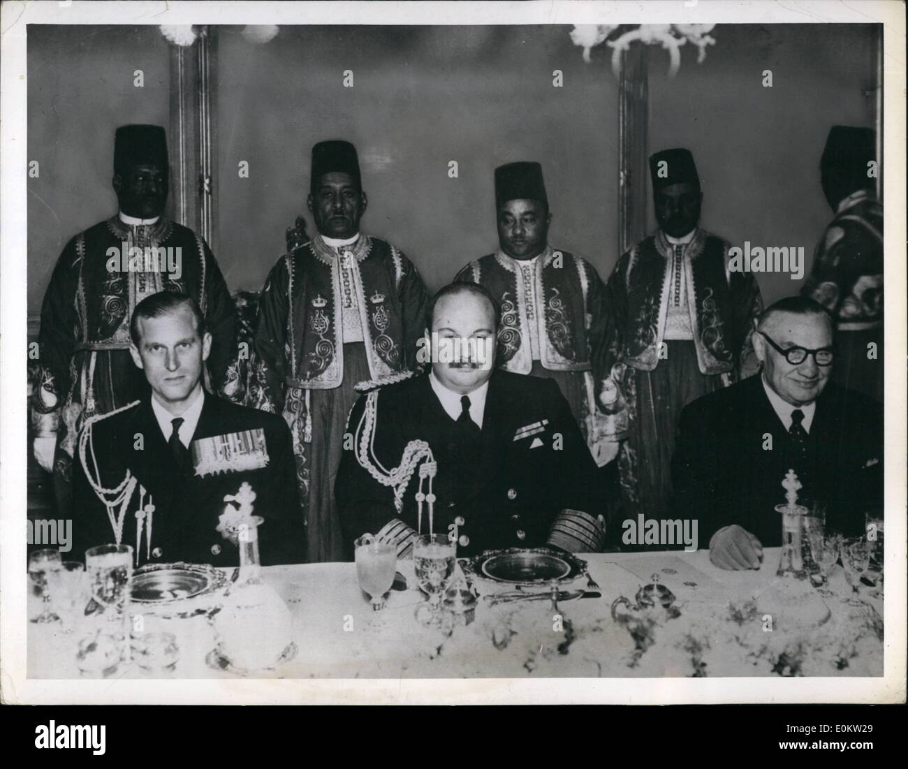 31. Januar 1950: König Farouk mit Herzog von Edinburgh und Ernest Bevin.: Vor den Dienstboten in Arabian Night's Kostüm saßen der Herzog von Edinburgh, König Farouk (Mitte) und Mr. Bevin (rechts) der britische Außenminister. Das Mittagessen, das König Farouk gab, fand im Koubba Palace statt. Vor dem Mittagessen erörterte Herr Bevin, der von der Außenministerkonferenz in den Heimatland gebunden war, die internationale Situation mit Ägypten. Stockfoto