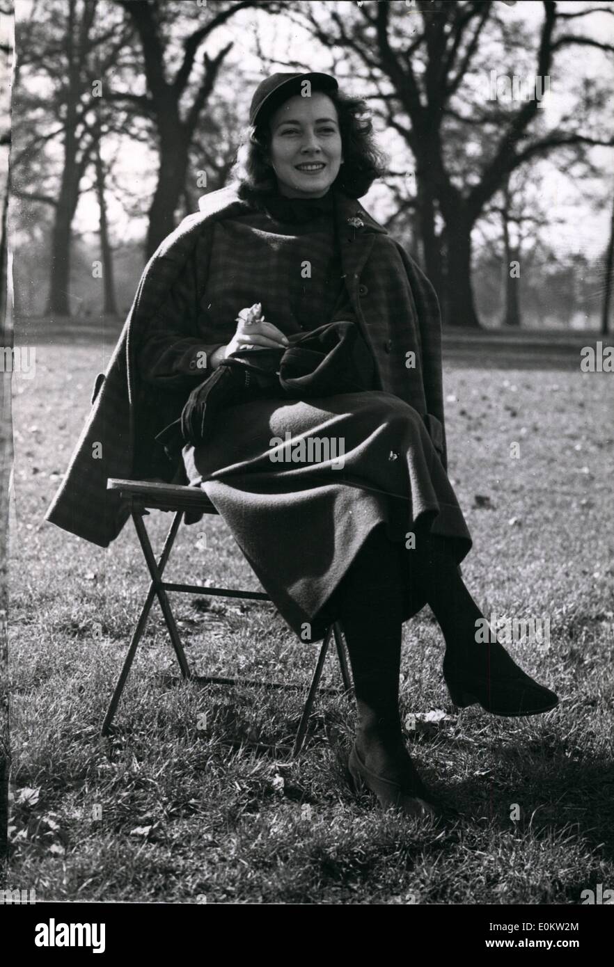 2. Februar 1950 - war die italienische Bildschirm Sterne Wer hasst Nylons: Valentina Cotes der italienischen Bildschirm Star Wer lieber wollene Strümpfe, Nylons und in London angekommen, die letzte Nacht im Park heute Morgen abzuwarten. Foto zeigt: Valentina, sagt Cortess heute Morgen trägt ihre schwarze wollene Strümpfe und Hausschuhe im Park gesehen sie, dass sie "" Nylons hasst Stockfoto