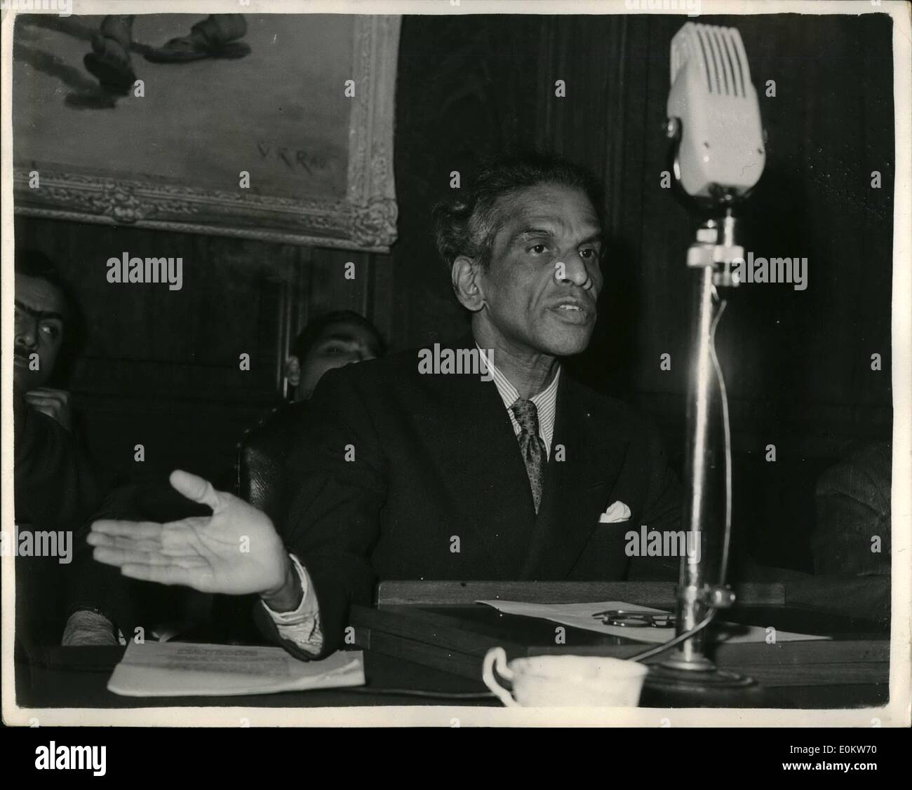 8. August 1951 - besucht Pressekonferenz auf japanischen Friedensvertrag in Indien s.e. Krishna Menon; Einer Pressekonferenz auf der vorgeschlagenen japanischen Friedensvertrag war heute Morgen bei India House statt. Indien ist nicht auf der Konferenz von San Francisco über den Vertrag vertreten sein. Foto zeigt Herr Krishna Menon der indischen Hochkommissar während der Konferenz heute Morgen gesehen. Stockfoto 8. August 1951 - besucht Pressekonferenz auf japanischen Friedensvertrag in Indien s.e. Krishna Menon; Einer Pressekonferenz auf der vorgeschlagenen japanischen Friedensvertrag war heute Morgen bei India House statt. Indien ist nicht auf der Konferenz von San Francisco über den Vertrag vertreten sein. Foto zeigt Herr Krishna Menon der indischen Hochkommissar während der Konferenz heute Morgen gesehen. Stockfoto