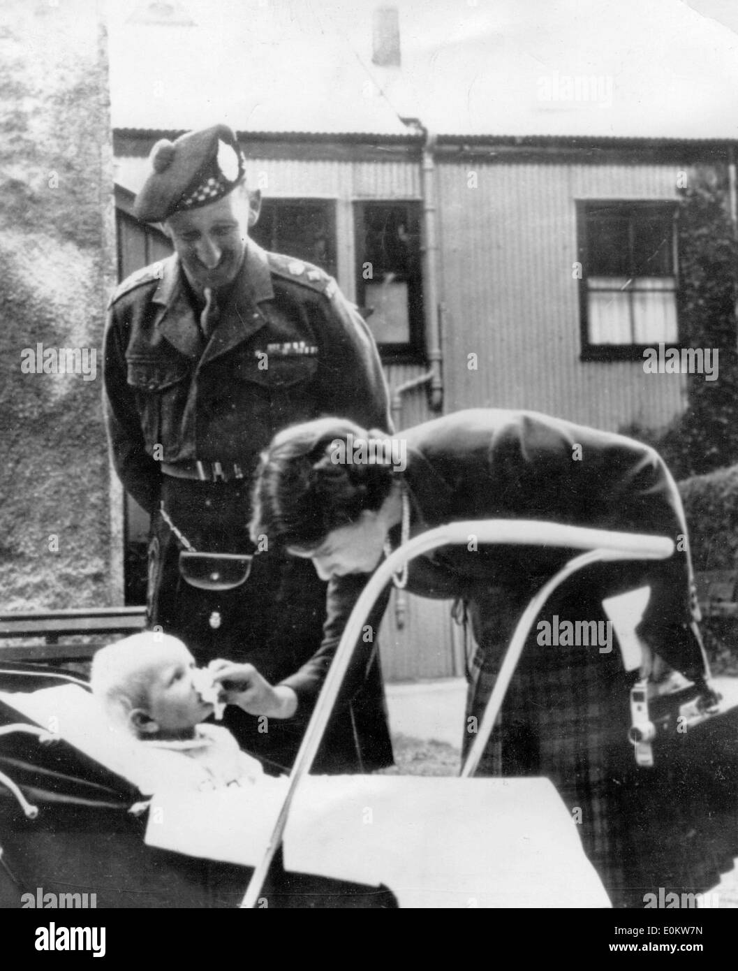 Königin Elizabeth II und Oberst Neilson mit Prinzessin Anne Stockfoto