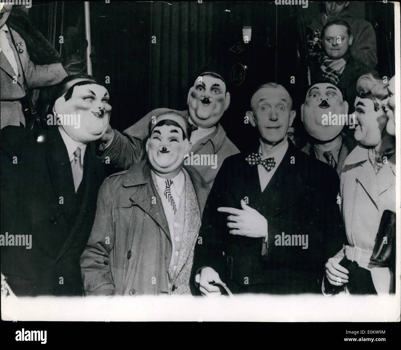 4. April 1950 - ist Stan Laurel In Paris... Er ist von vielen Hardy traf... Stan Laurel der populären amerikanischen Bildschirm Komiker von Laurel und Hardy Fame - kam in Paris - und traf viele '' Hardy'' - bei seiner Ankunft in der Gare St. Lazare. Stockfoto