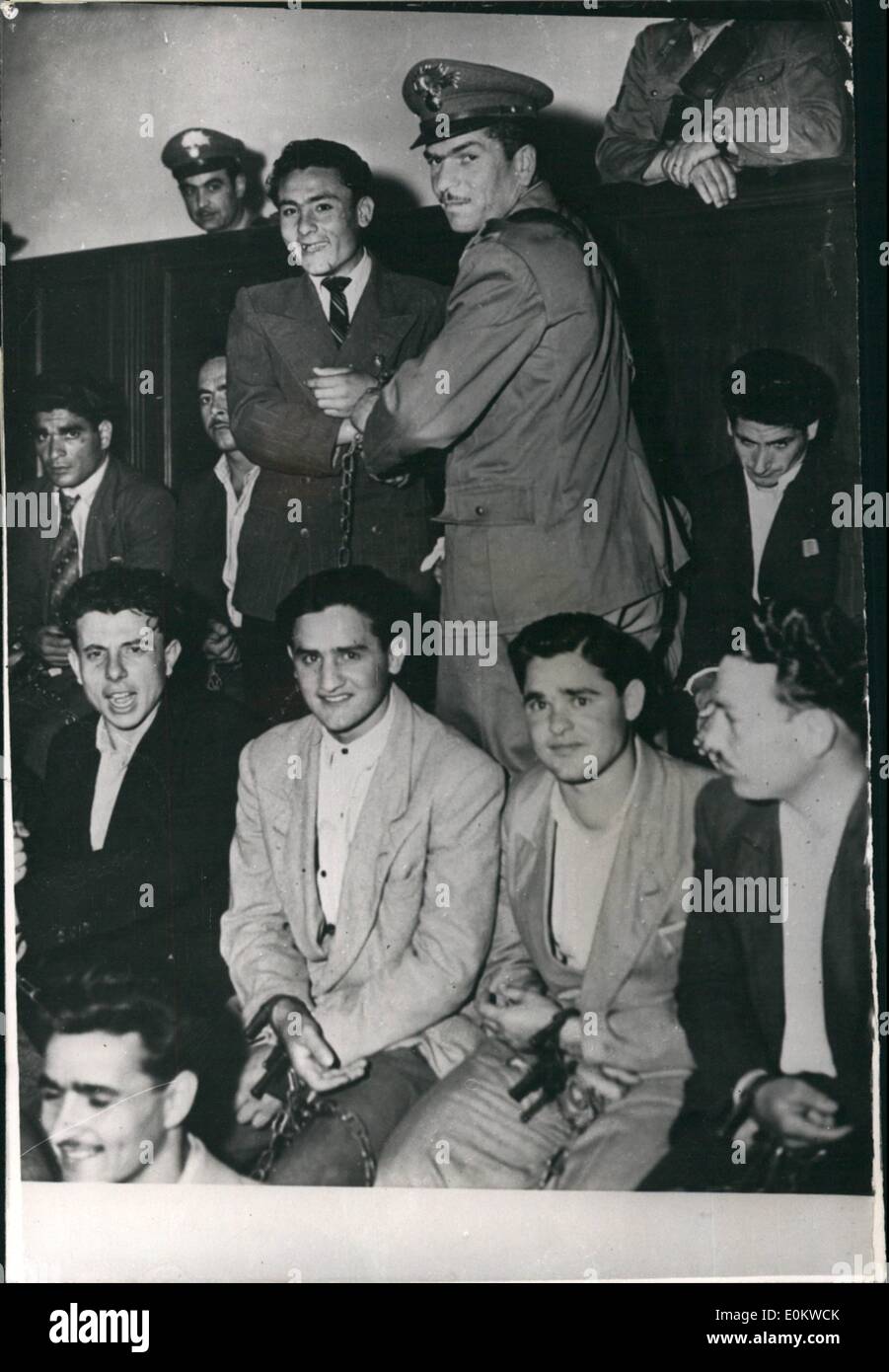 6. Juni 1950 - öffnet Testversion von Banditen auf Massentötungen kostenlos im Dorf von Viterbo - Sizilien... Am 1. Mai. 1947, während über 4.000 Menschen versammelten sich am Portella della Ginestra, eine Dorf in Sizilien, feiern den Tag der Arbeit - eine Gruppe von bewaffneten Männern erschienen auf dem Kamm eines Hügels, Nachbarschaft und in die Menge gefeuert... Zwölf Menschen wurden getötet und 30 verletzt... Der Prozess gegen die Banditen für die Massenmorde geöffnet auf das Schwurgericht in Viterbo ca. 1.000 km aus der Szene des Verbrechens... Neununddreißig beschuldigt (zehn noch nicht gefangen). Stockfoto