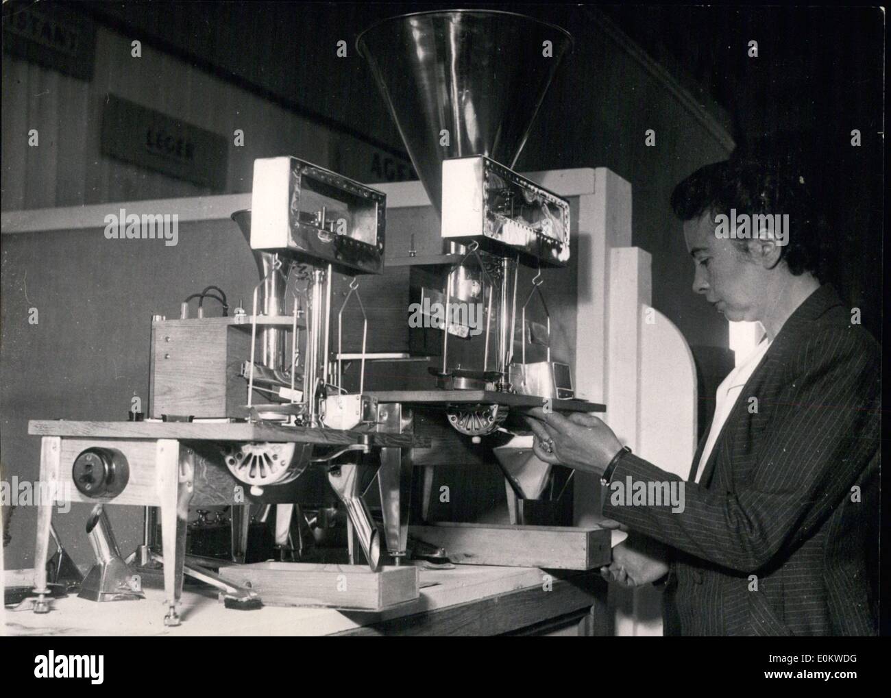 5. Oktober 1951 - Demonstration der Herstellung Maschine in Versailles, Frankreich Stockfoto