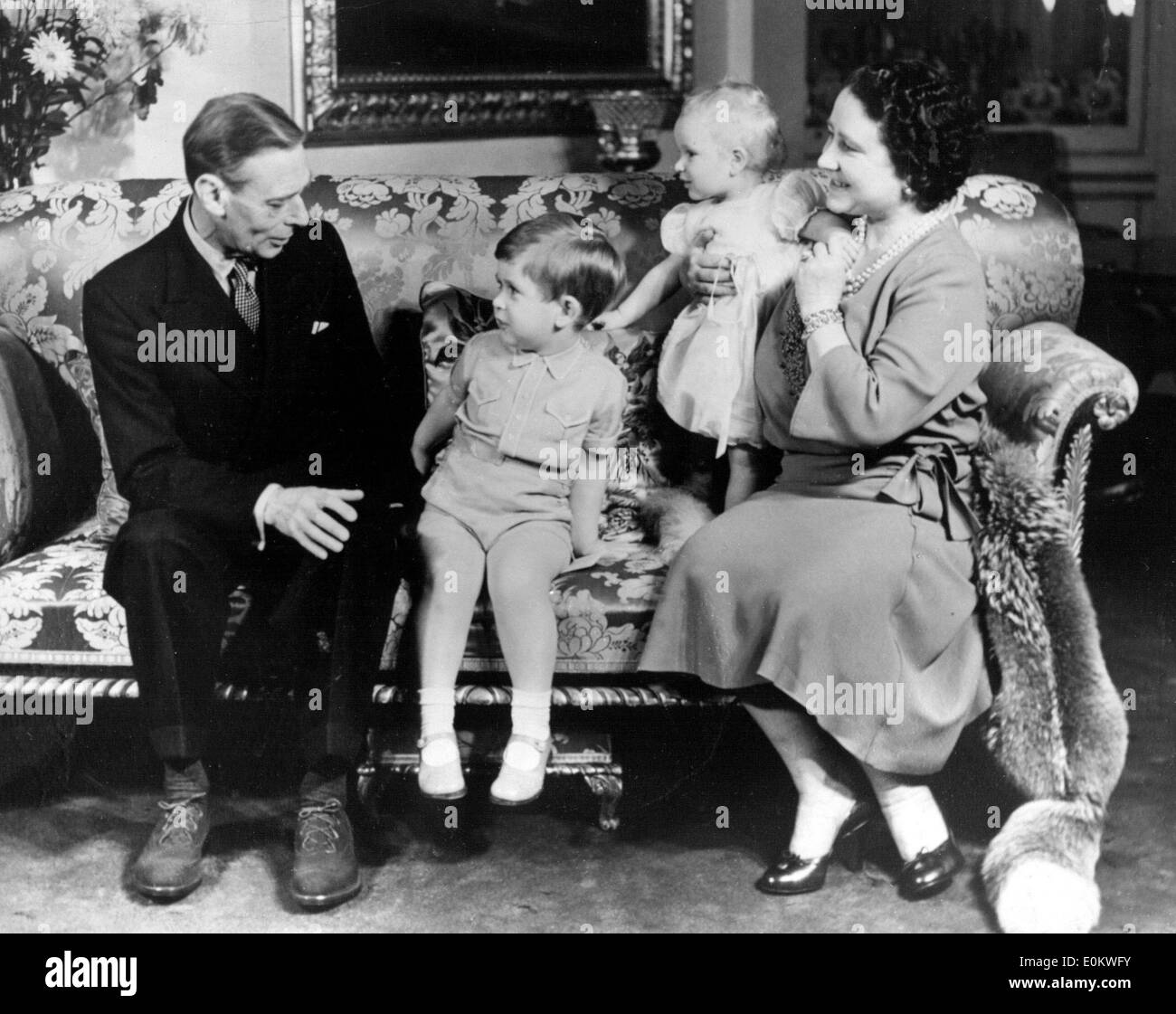 Die Queen Mum und George VI mit ihren Enkeln spielen Stockfoto