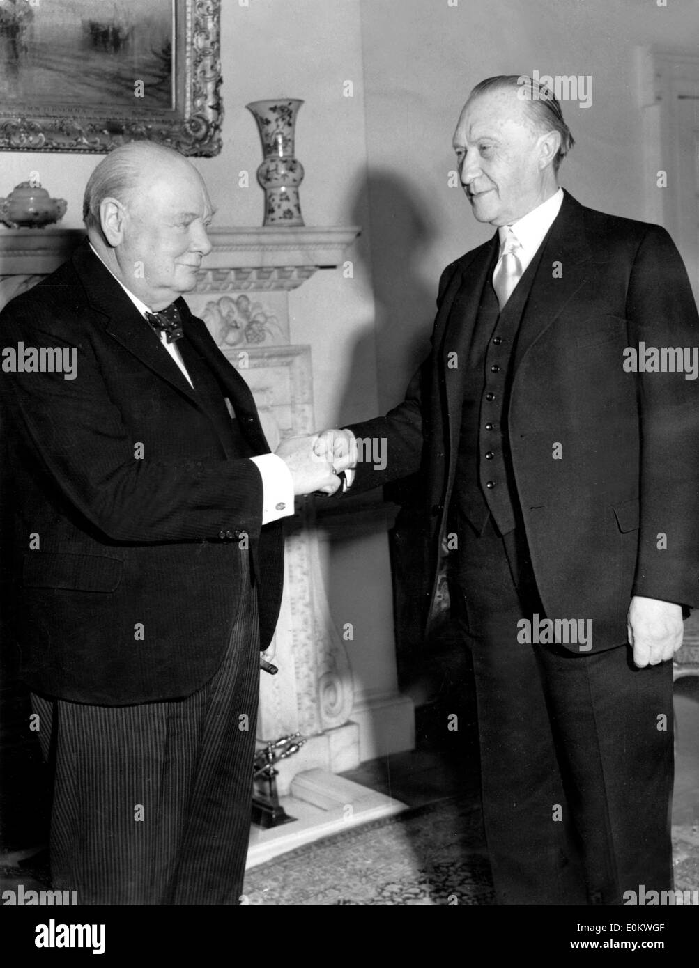 Sir Winston Churchill grüßt Konrad Adenauer Stockfoto