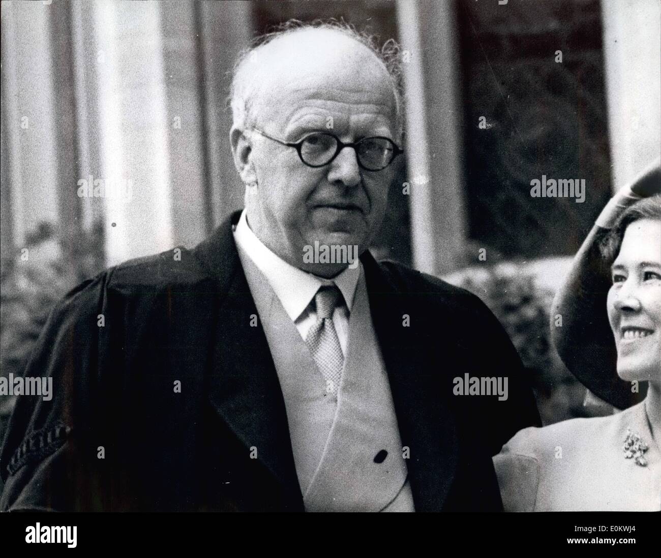 7. Juli 1950 - Nobelpreisträger: Literarische Hochzeit... Die Hochzeit fand heute in der Chapel of Christ College in Cambridge, zwischen Schriftstellerin Miss Pamela Hansford Johnson und Dr. Charles P. Snow, der ebenfalls Schriftsteller ist. Die letzten Romane der beiden wurden von der Buch-Gesellschaft - die Philister von Pamela Hansford Johnson und Zeit der Hoffnung von C.P. Snow empfohlen. Keystone-Fotoshows:-Bräutigam gesehen, so dass die Kapelle nach der Zeremonie. Der Bräutigam ist ein Fellow of Christ College. Stockfoto