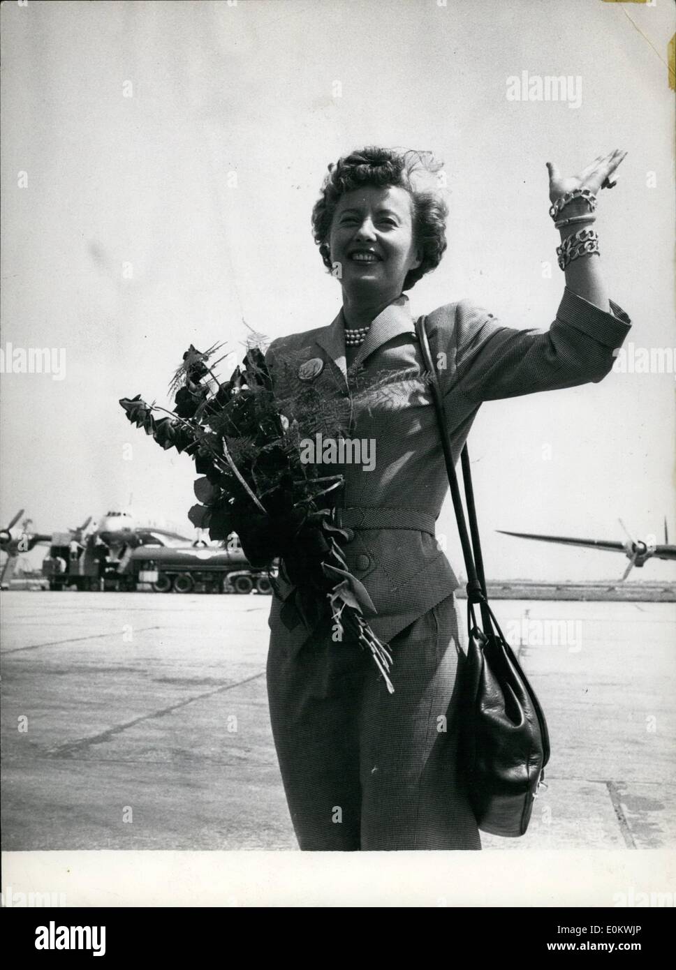 7. Juli 1950 - Barbara Stanwyck kommt in Paris: der berühmte amerikanische Filmstar sagt eine Kirsche '' Hallo '' an Freunde und Zeitungsmänner Stockfoto