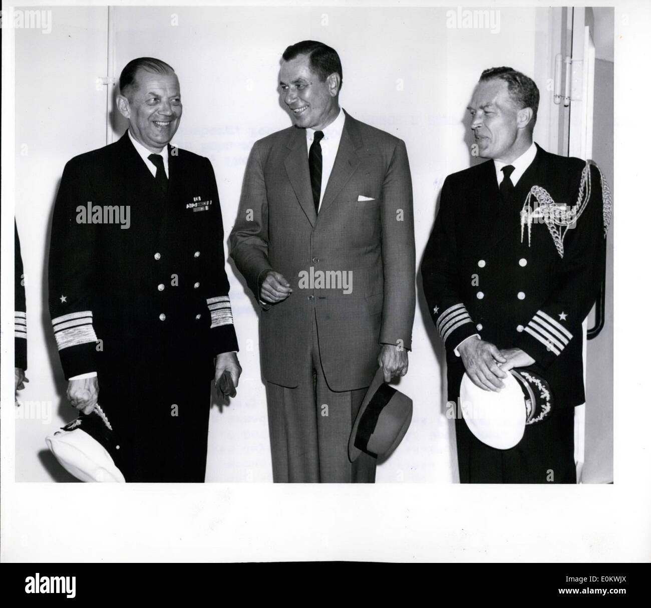 7. Juli 1950 - namens United States Secretary Of The Navy Thomas S. Gatas, Jr., auf West Bundesverteidigungsministerium Beamten dies Stockfoto