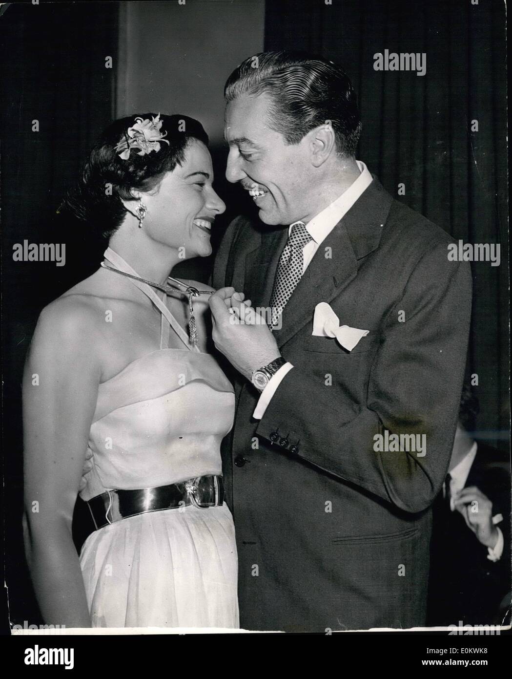 7. Juli 1950 - Caesar Romero besucht Wimbledon Tennis Cocktail Party: Nancy Chaffee, US-amerikanischer Tennisspieler, gab eine Party an der Albany-Club, London, W., letzte Nacht. Foto zeigt amerikanische Filmstar, Caesar Romero, bewundert Nancy Chaffees Kette, auf der Party gestern Abend. Stockfoto