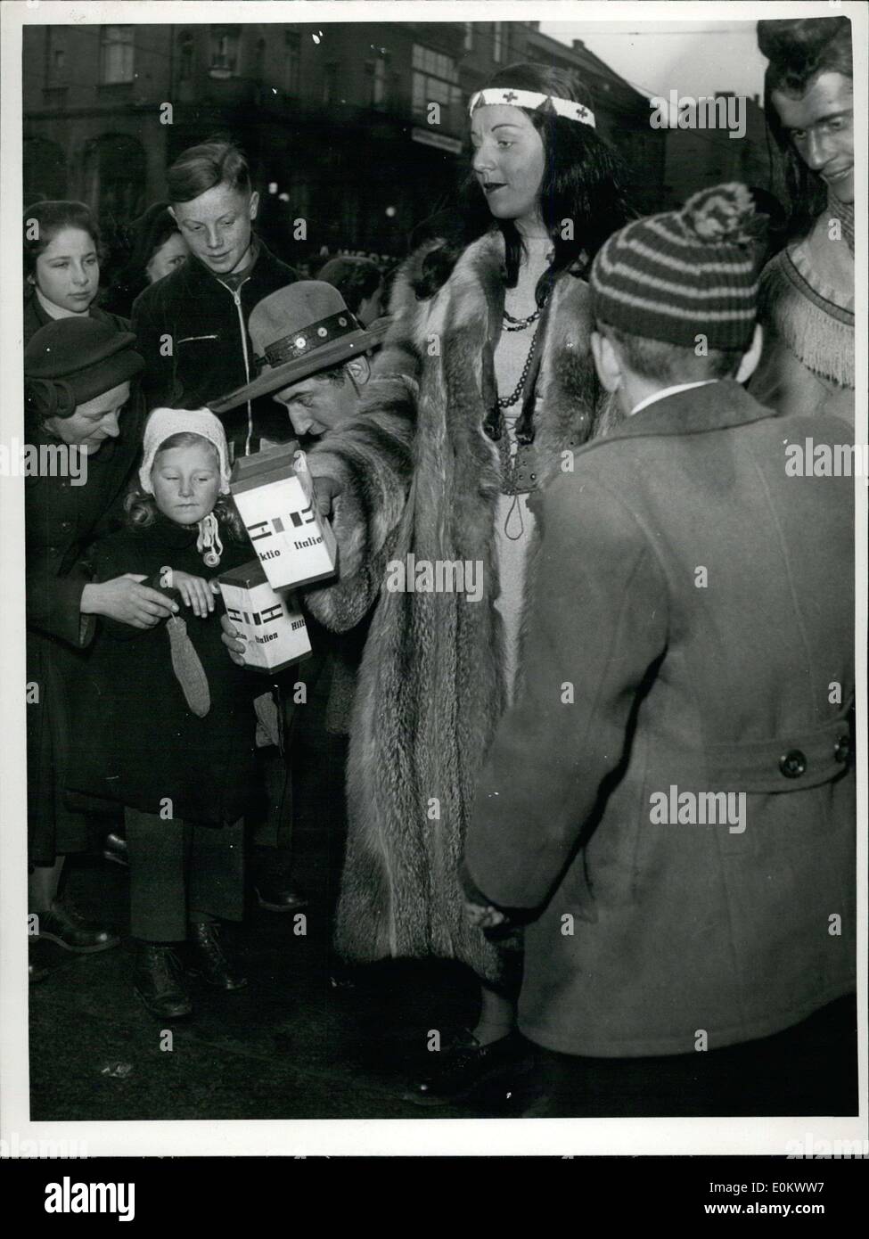 17. Dezember 1951 - erlöschen Winnetou und Old Shatterhand persönlich in den Straßen von Berlin, für des Italieners in Not zu sammeln. Es war eine große Aufregung bei den Kindern, die nicht aufhören würde, bis sie etwas in der Dose setzen könnte. Stockfoto