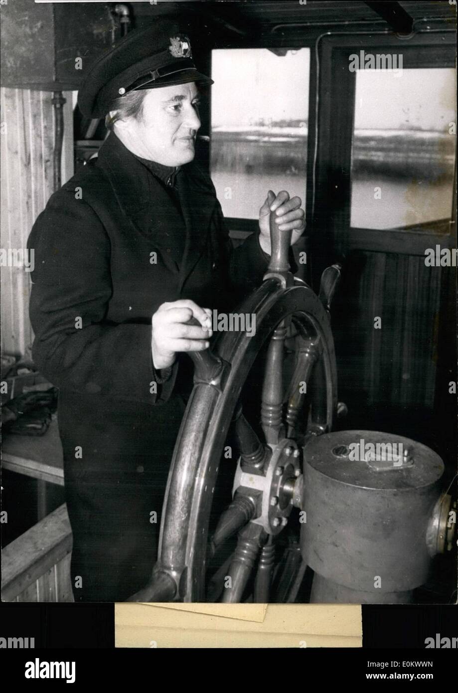 1. Januar 1952 - weibliche Steuermann: Annaliese Teets ist. Sie navigiert '' Albert Friesike''. Im Jahr 1932 begann sie ihre Karriere als Schiffsjunge, und später wurde erklärt, ein Able-bodied Seemann, und erlernte die Kunst der Navigation an Bord einen Fräser. 1943 sie erhielt die A5-Diplom und wurde Kapitän eines norwegischen Schiffs ernannt. Heute arbeitet Annaliese Teetz auf dem gleichen Schiff in ihrer Eigenschaft als Steuermann, wo sie als Maschinist, vor ein paar Jahren eingestellt worden war. Stockfoto