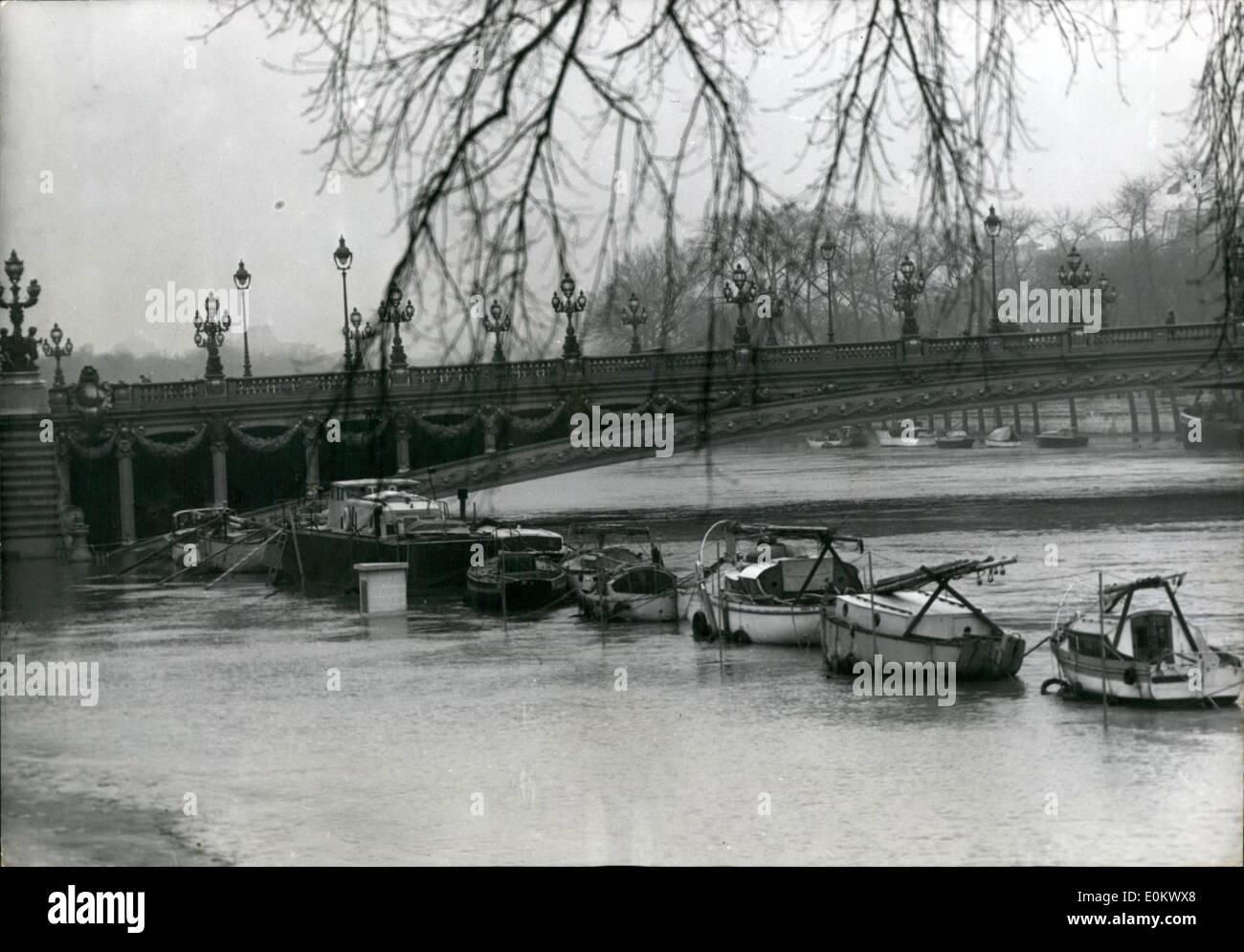 1. Januar 1952 - Überschwemmungen In Paris: Vergnügen Boote vertäut am Kai unter Alexander III Brücke sind in der Mitte der Seine und nicht von den überfluteten Ufern erreicht werden. Stockfoto