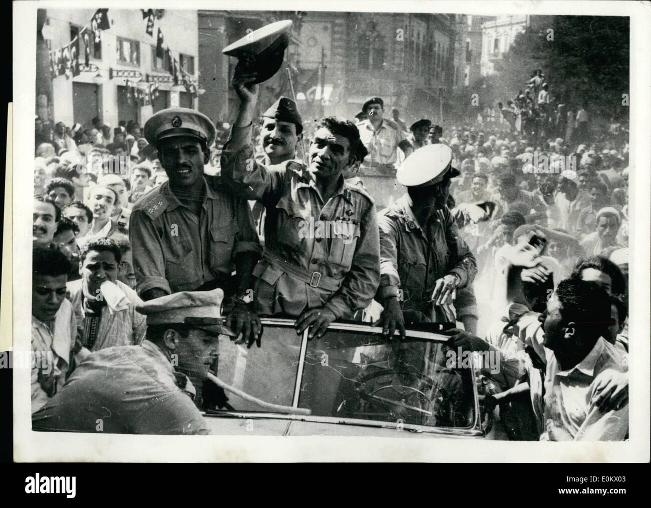 2. Februar 1952 - Premierminister In Unterägypten.: General Neguib der Premier von Ägypten, steht vor einem offenen Wagen und Wellen erkennen der jubelnden Menge, die ihn am Meballa El Kobra, während seiner letzten Tournee von Unterägypten - eine Tour begrüßt, die seine bemerkenswerte Befehl in die Zuneigung der Bürger unter Beweis gestellt. Stockfoto