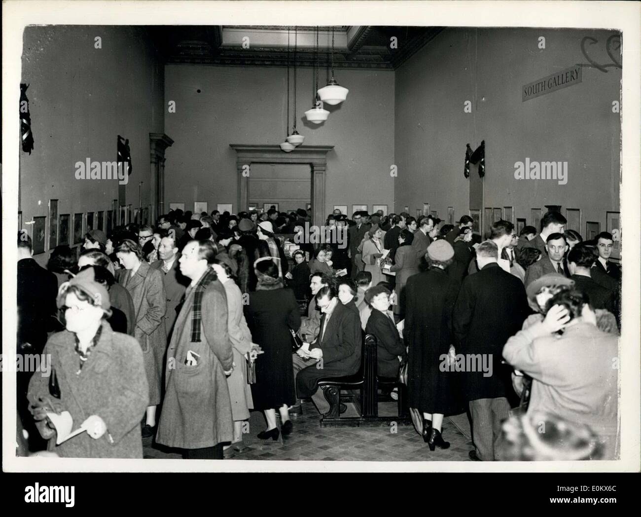 16. März 1952 - Besuch sehr große Massen der Royal Academy. Leonardo Da Vinci Quincentenary Ausstellung verursachte großes Interesse. Riesige Menschenmassen waren an der Royal Academy heute Nachmittag - zu sehen wenn sie Quincentenary Leonardo Da Vinci Ausstellung - besucht die großes Interesse an der Kunstwelt verursacht hat. Foto zeigt das erste Bild in der Royal Academy - zeigt einen Abschnitt der die riesige Menge der Leonardo-Da-Vinci-Ausstellung zu besuchen. Stockfoto