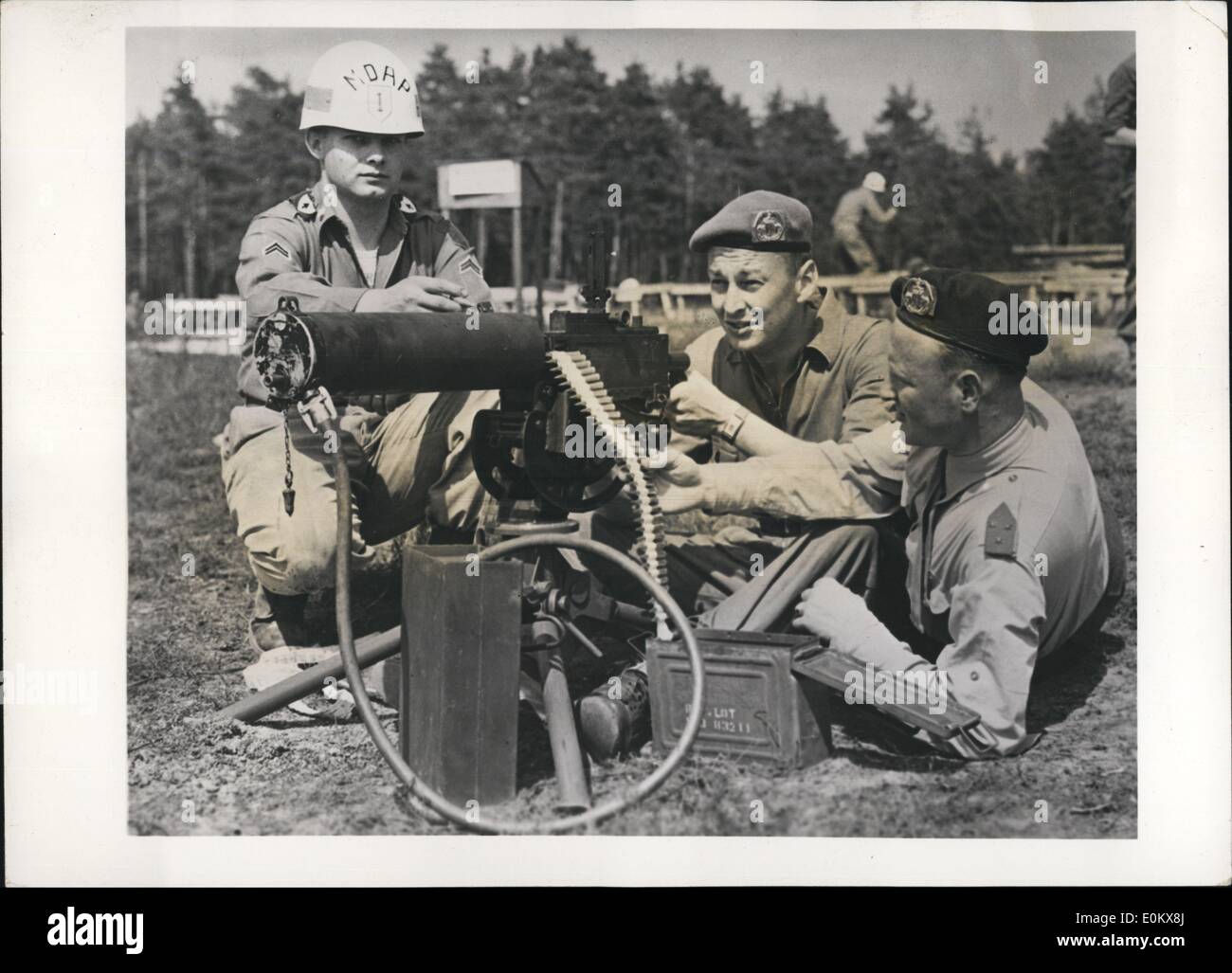 10. Oktober 1950 - Verbündete Kräfte in den Startlöchern! Zwei Offiziere der niederländischen Armee sehen Sie hier im Manöver in Deutschland gezeigt Stockfoto