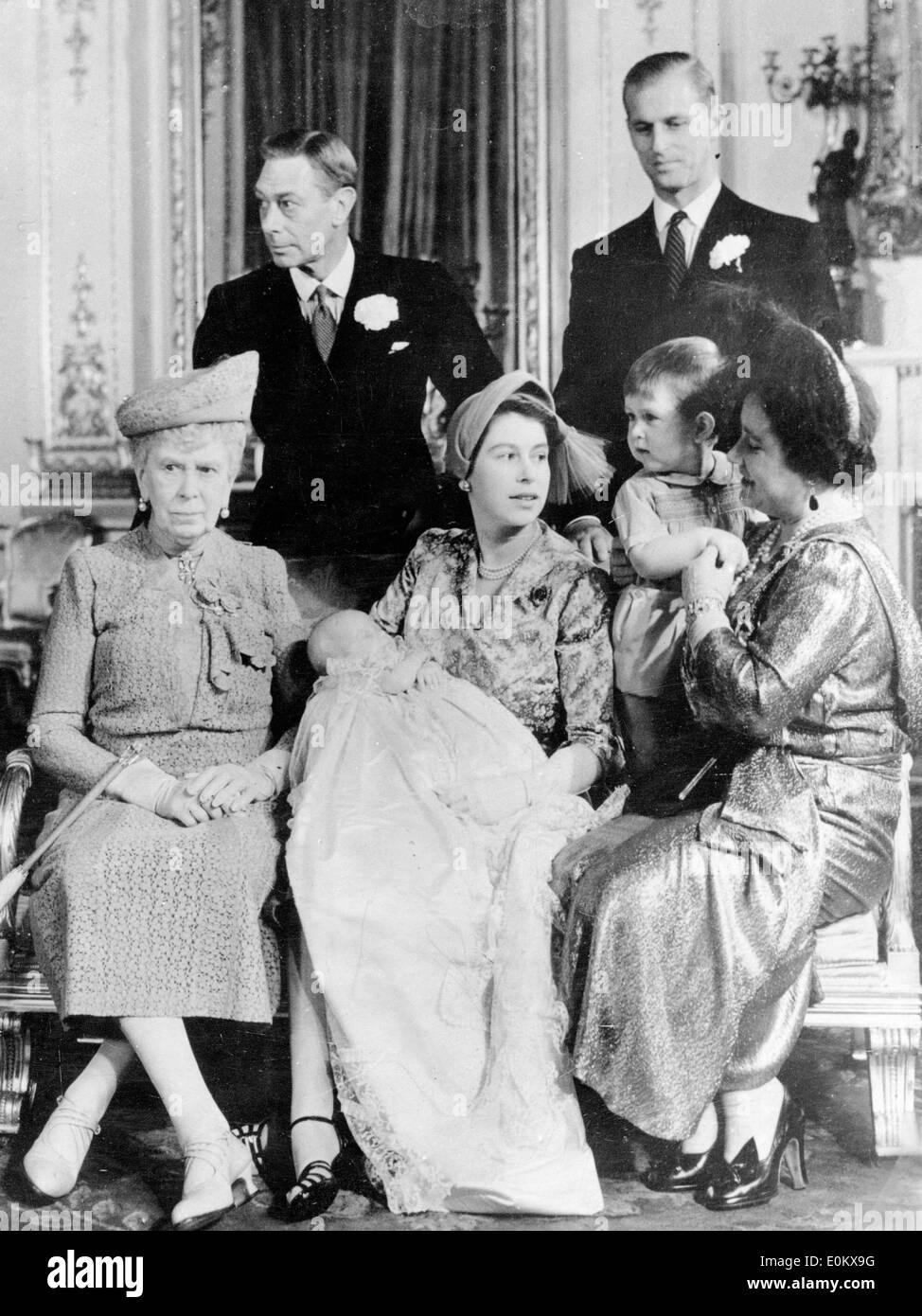 Mitglieder der britischen Königsfamilie mit jungen Prinz Charles und Prinzessin Anne Baby sitzen Stockfoto