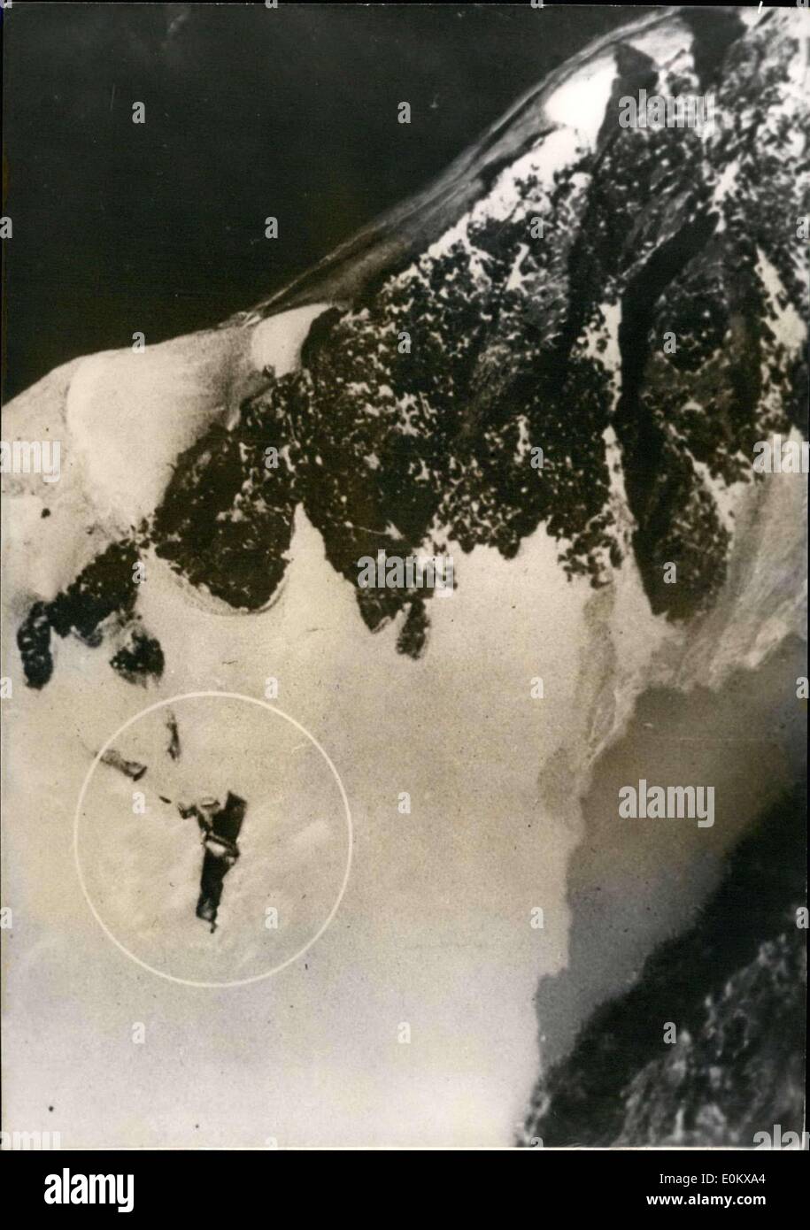 6. November 1950 - wurde in der Nähe Refuge Vallot, etwa 200 Meter vom Gipfel des Mont-Blanc, der '' Constellation'' abgerissen Wrack seit dem Morgen entdeckt. Krankenwagen wurden dorthin geschickt. Foto: Die Trümmer des '' Costellation'' im Schnee. (Foto stammt von einem Flugzeug vor der Vermessung des Berges. Stockfoto