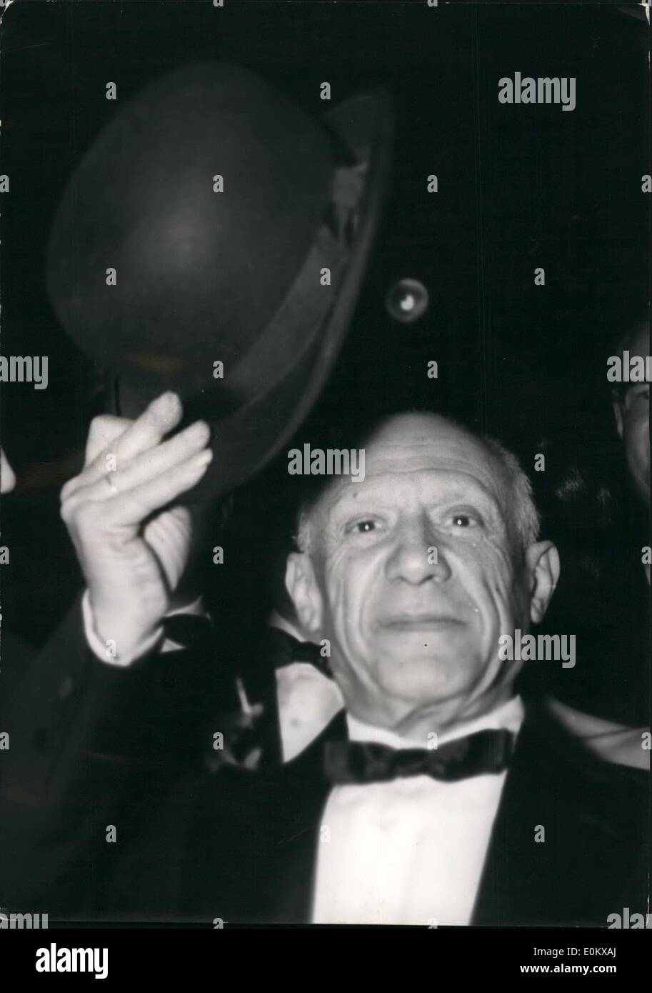 11. November 1950 - Picasso mit Melone: am Donnerstagabend präsentierte Canne Film Festival, ein neuer Film unter der Regie von Französisch Mann g.h. Clouzot '' Picassos Geheimnis '' Malers besuchte persönlich dieses Großereignis und vereinbart, zum ersten Mal seit alle Jahre und Smoking und Melone zu tragen. Foto zeigt Picasso seine zahlreichen Bewunderer begrüßt. Stockfoto