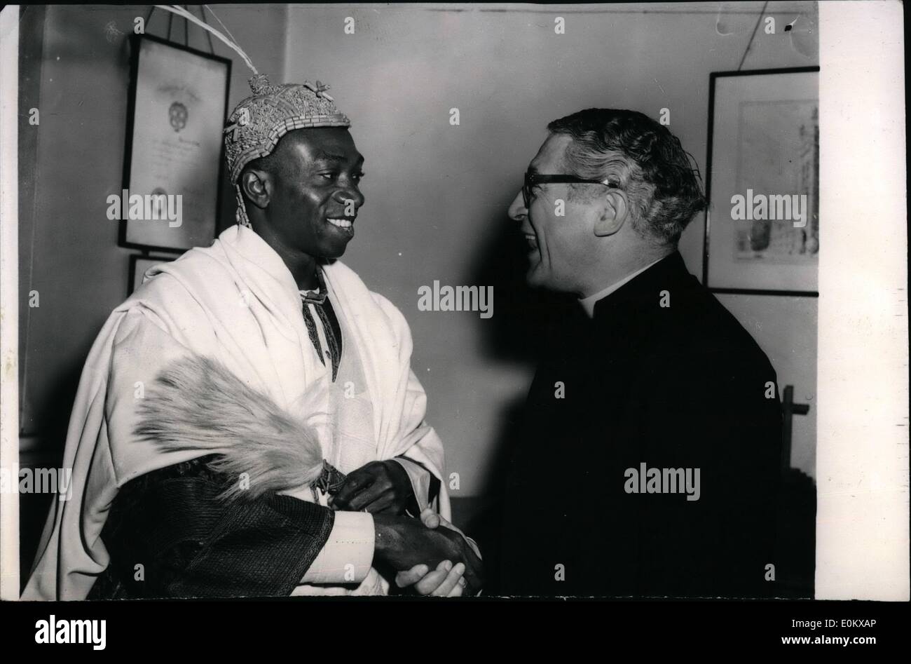 11. November 1950 - seine Hoheit der OLOWO und der REVEREND Anteil A Witz... GLÜCKLICH STUDIE BEI IHREM TREFFEN IN LONDON... Seine Hoheit der OLATERU OLAGBEGI II, Olowo Owo, der mit seiner Frau und zwei Ratgeber in diesem Land für eine sechswöchige Reise nach Studie der lokalen Regierung - Landwirtschaft - Gartenbau usw.... Heute besuchte Caxton Hall lernte er die Pfr. DR. W. E. SANSTER, Präsident der Methodist Conference und der methodistischen Kirche in England methodistische diskutieren in diesem Land... Foto zeigt: Eine seltsame Federhut trägt und hält ein Feder-Fan, schüttelt OBA Hände mit Dr. Stockfoto