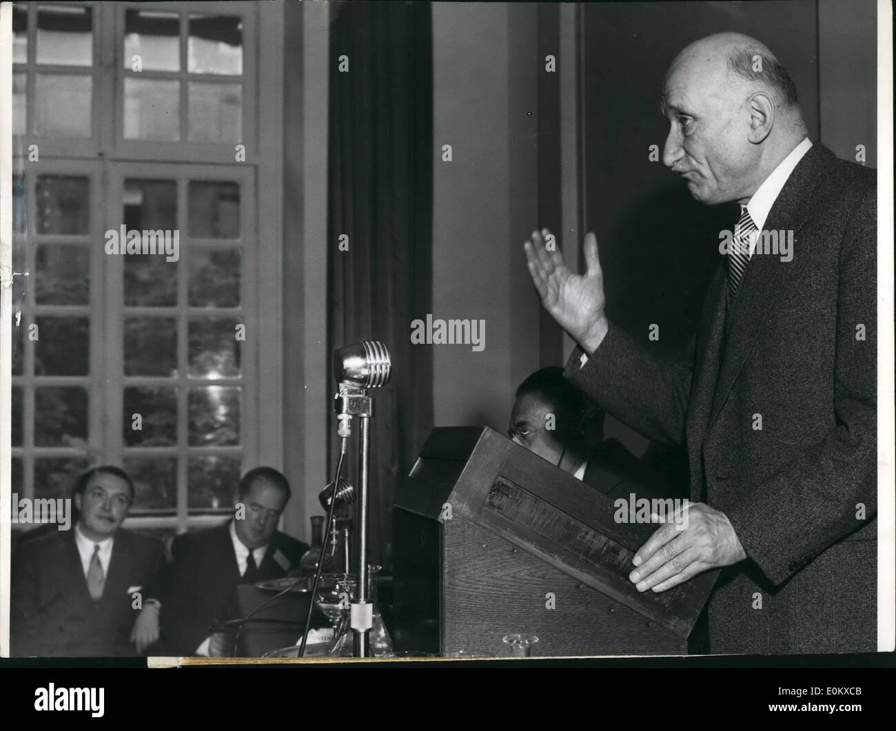 5. Mai 1952 - Welt-Redakteure diskutieren freien Fluss von Nachrichten: mehr als 100 Redakteure aus allen Teilen der freien Welt sind Teilnahme an der dreitägigen Generalversammlung des International Press Institute, die heute in Paris eröffnet. Programm der Versammlung umfasst Round Table Diskussion über Themen wie den Fluss von Nachrichten, Nachrichten aus Sowjetrussland und die Arbeit der ausländischen Korrespondenten. Das Institut, das wurde offiziell im Mai 1981 gegründet und hat jetzt eine Mitgliedschaft von 445-Editoren in 32 Ländern, legt zu fördern und die Freiheit der Presse zu schützen Stockfoto