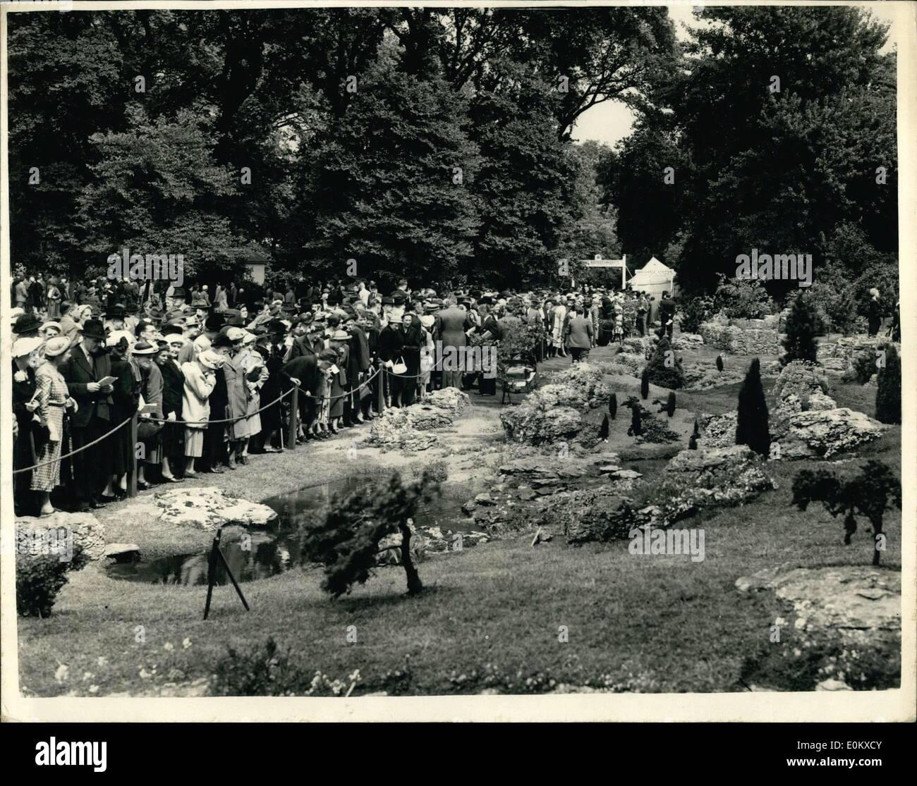 5. Mai 1952 - The Chelsea Blumenschau Blick auf die angelegten Gärten: Foto zeigt Teil der Masse mit Blick auf eines der angelegten Gärten auf der Chelsea Flower Show heute Nachmittag. Stockfoto