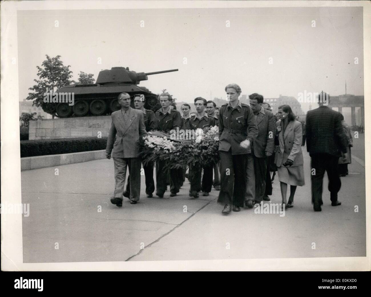 5. Mai 1952 - Tag der Befreiung in sowjetischen; besetzten Berlin.: Tag der Befreiung, 8. Mai 1945, wurde in der russischen Zone der Besetzung und sowjetisch besetzten Berlin, als ein gesetzlicher Feiertag gefeiert. Sehr viele richtig eingetragen Mitglieder der "freien deutschen Yought'' (Freie Deutsche Jugend. F.D.J.) strömten in Brlin. Sie gingen nach West-Berlin um den russischen Kriegsdenkmal mit Blumen und Kränze schmücken. Das sowjetische Denkmal befindet sich in West-Berlin. Foto zeigt, dass Mitglieder der freien deutschen Jugend-Oraganization der russischen Krieg-Denkmal mit Blumen und Kränze schmücken. Stockfoto