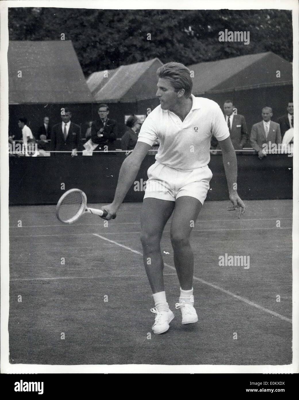26. Mai 1952 - Wimbledon erster Tag: Frankreich gewinnt. Foto zeigt J. Grinda (Frankreich) im Spiel gegen M. Olvera (Ecuador) wen er schlug 3-6,9-7,6-1,6-2. Am ersten Tag von Wimbledon gestern. Stockfoto