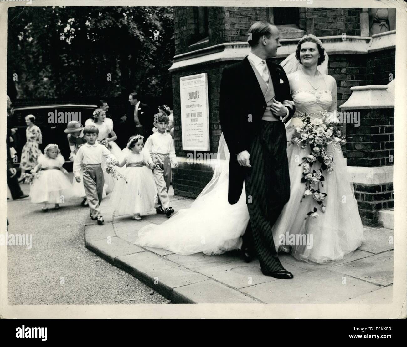 Juni 1952 - Lord Lymington Weds: Die Hochzeit fand heute in Holy Trinity, Brompton, statt, zwischen dem 29-jährigen Viscount Lymington, Sohn des Earl of Portsmouth, of Kitale, Kenia, und Mrs. John How aus Arizona, USA, und Miss Maureen Stanley, der einzigen Tochter von Lt.Coll. Und Mrs. K.B. Stanley, aus Kingston House, Princes Gat, London. Das Foto zeigt die Braut und den Bräutigam, gefolgt von der rTönung der Brautjungfern und pges, nach der Zeremonie. Stockfoto