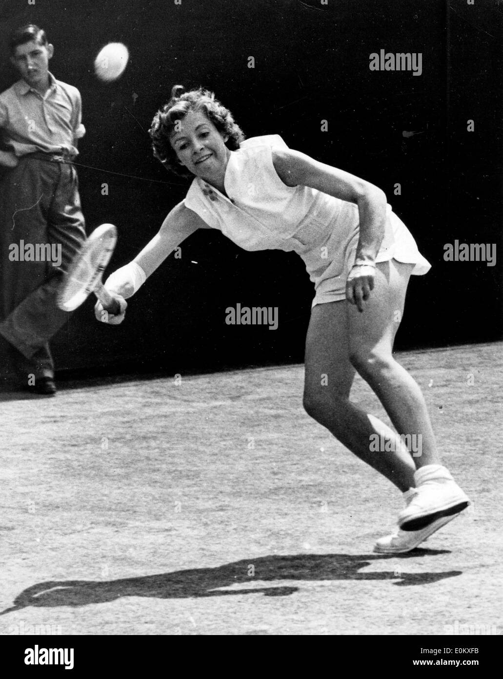 24. Juni 1952 - spielt London, England, UK - (Foto) britischer Tennisspieler LORNA CORNELL mit einem bandagierten Ellbogen im Einzel-Wettbewerb in Wimbledon. Stockfoto