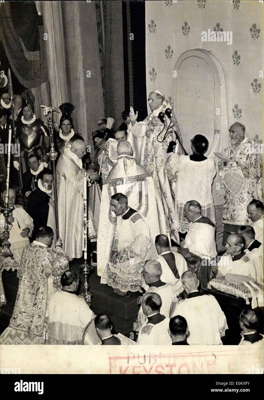 24. Dezember 1950 - die Zeremonie der Heiligen Pforte schließen am St. Peter; Heute Morgen der Heilige Vater, gefolgt von der kirchlichen Autorität, präsentieren das diplomatische Korps der ganzen Welt und einer großen Vielzahl von Bereichen, die Schließung der Heiligen Pforte im Petersdom bewirkt haben. Stockfoto