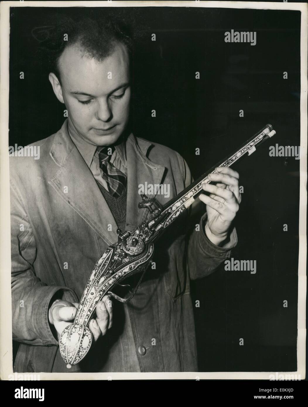 10. Oktober 1952 - Rüstung für den Turm gekauft: zweiundfünfzig Stück der Rüstung aus der Sammlung des verstorbenen William Randolph Hearst, die amerikanische Zeitung Propietor für den Tower of London zu einem Preis von £30.000 gekauft wurden. Es ist der wichtigste Erwerb der Neuzeit. Der Pilger Trust abonniert £8500, der nationalen Sammlung Kunstfonds £7500, der Turm Armouries Fonds £7000 und eine spezielle Staatskasse gewähren von £7000. Neuordnung der Turm Armouries Galerien werden. E. Smith sieht man hält ein gutes Beispiel für eine französische Pistole 1600 datiert. Stockfoto